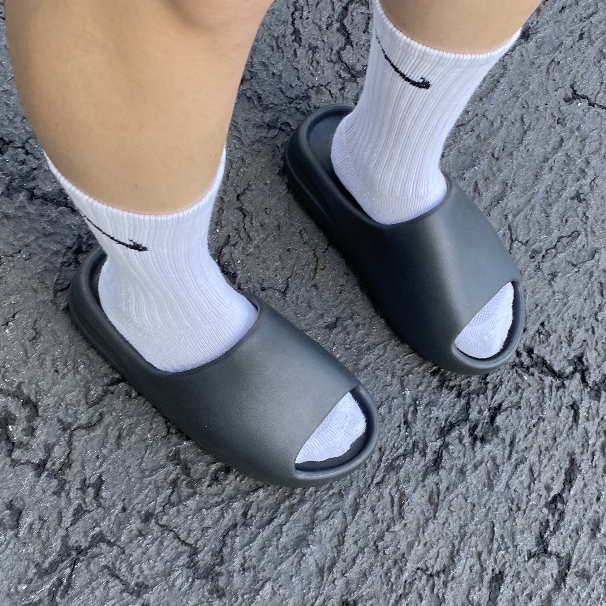 Adidas Yeezy Slide Onyx 착용 스타일 - 2