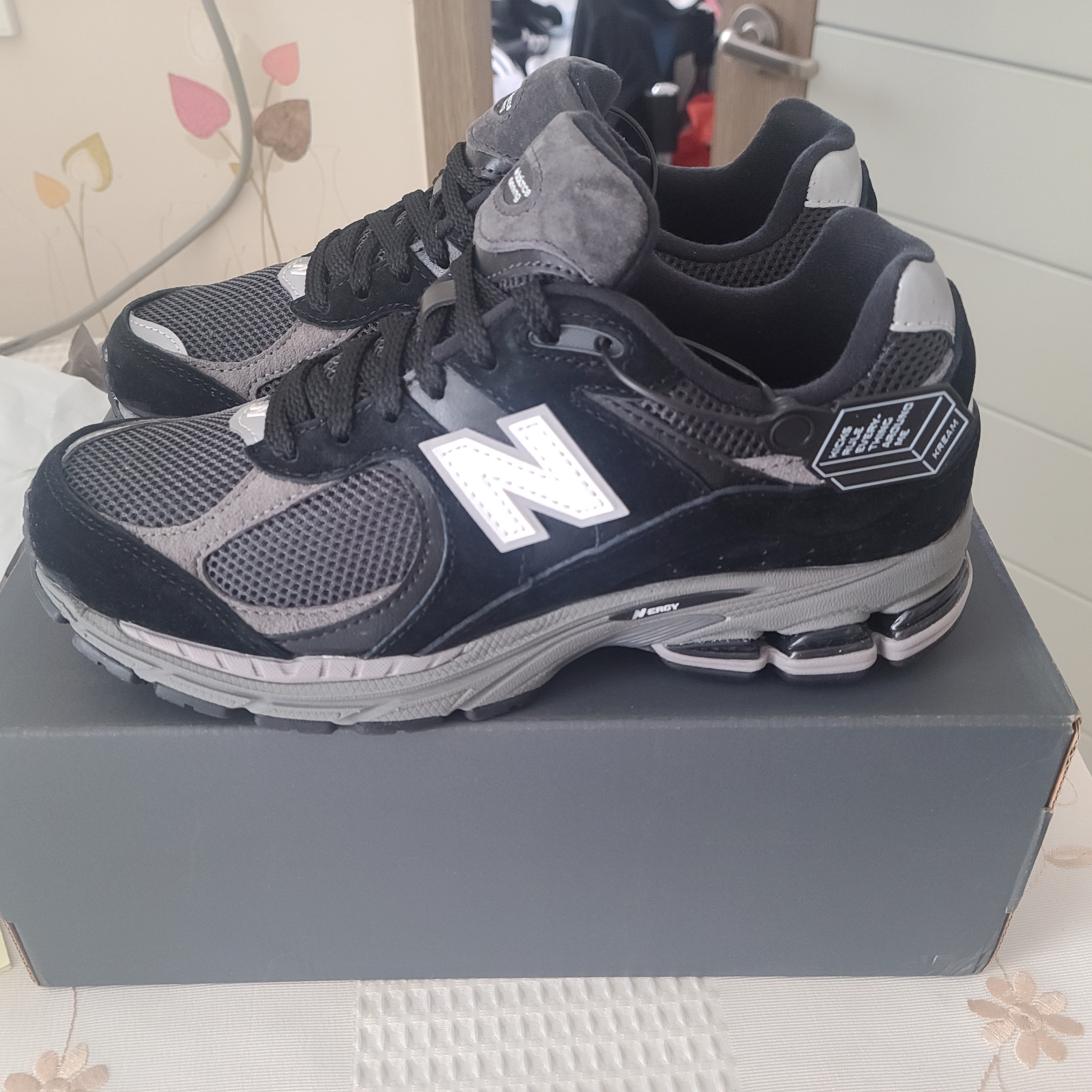 New Balance 2002R Black Dark Grey - JD Sports Exclusive, New Balance 992 Made in USA Black Grey 착용 스타일 - 1