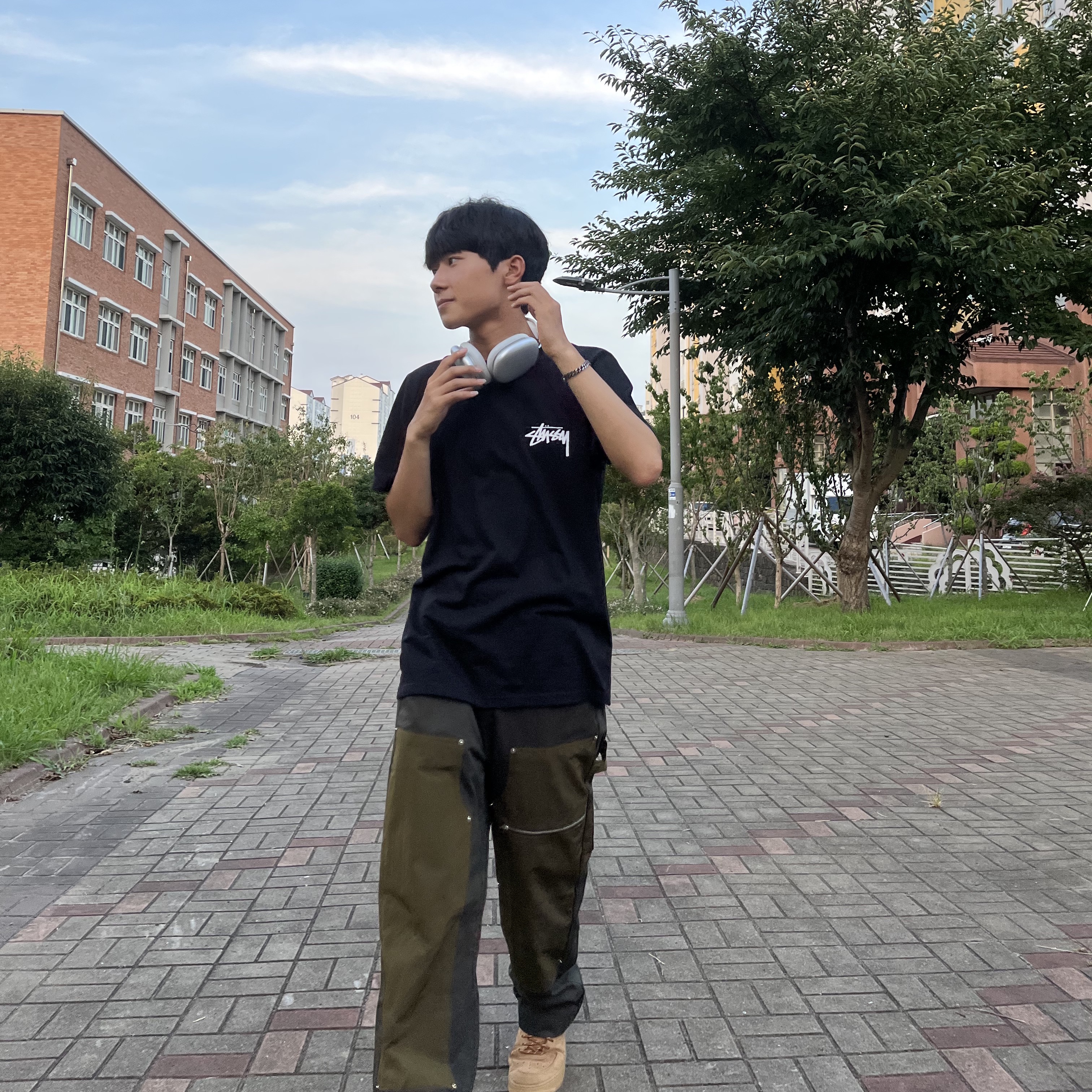 Nike Air Force 1 '07 WB Flax, Stussy Fuzzy Dice T-Shirt Black 착용 스타일 - 2