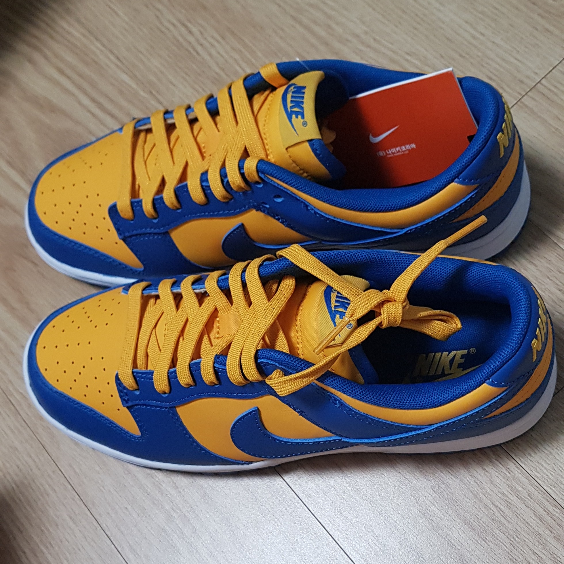 Nike Dunk Low Retro Blue Jay and University Gold 착용 스타일 - 2