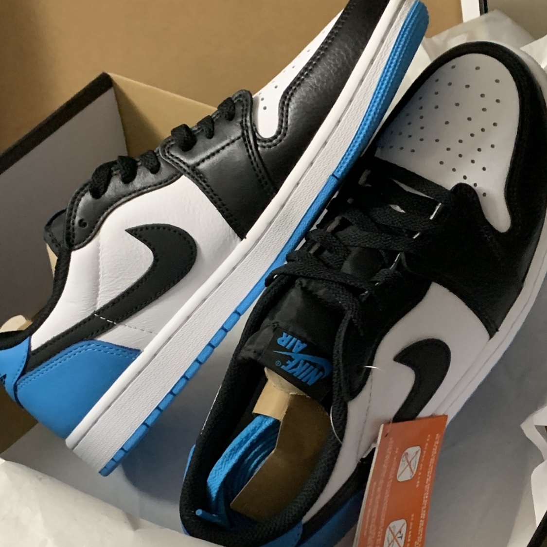Jordan 1 Retro Low OG Black and Dark Powder Blue 착용 스타일