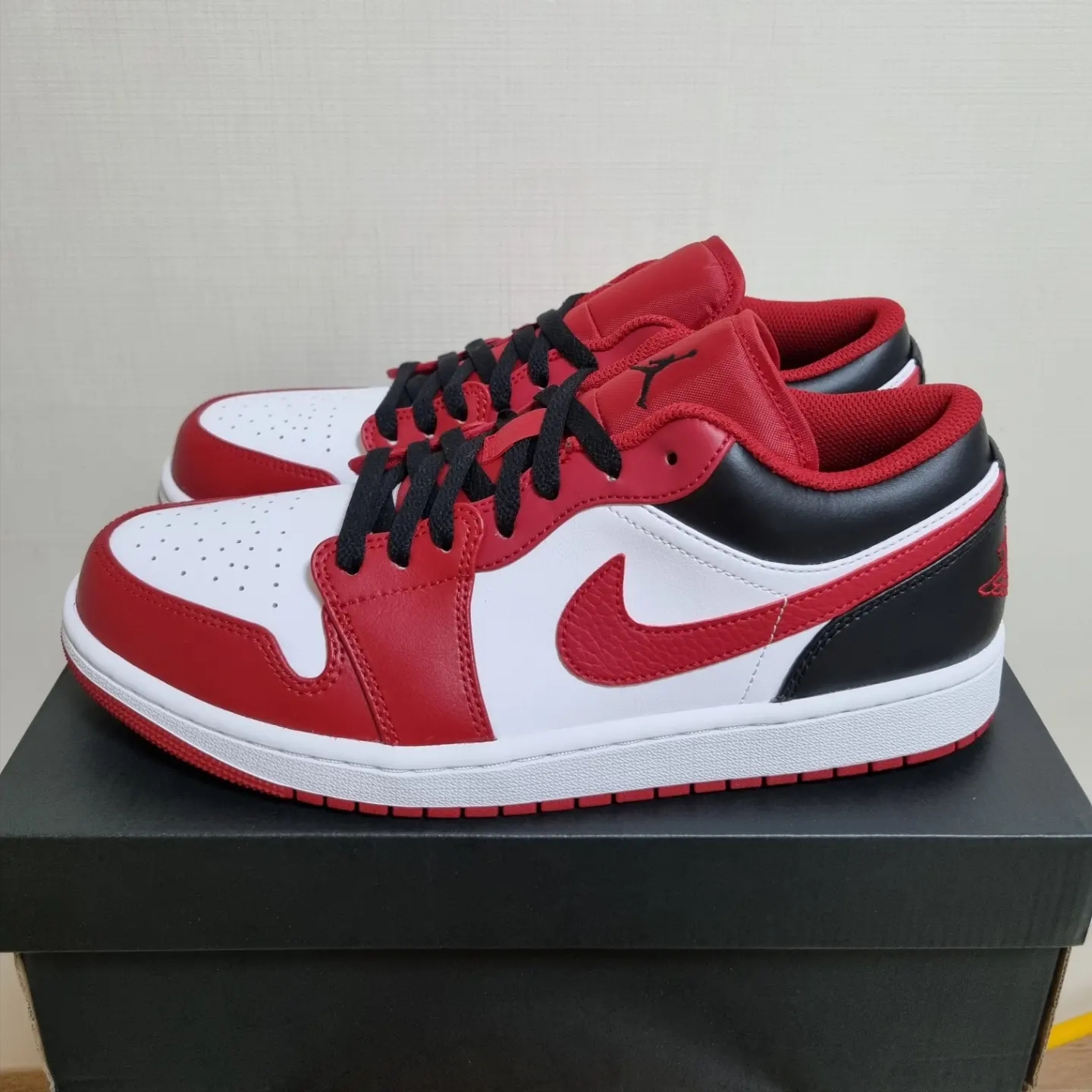Jordan 1 Low White Gym Red Black 착용 스타일 - 3