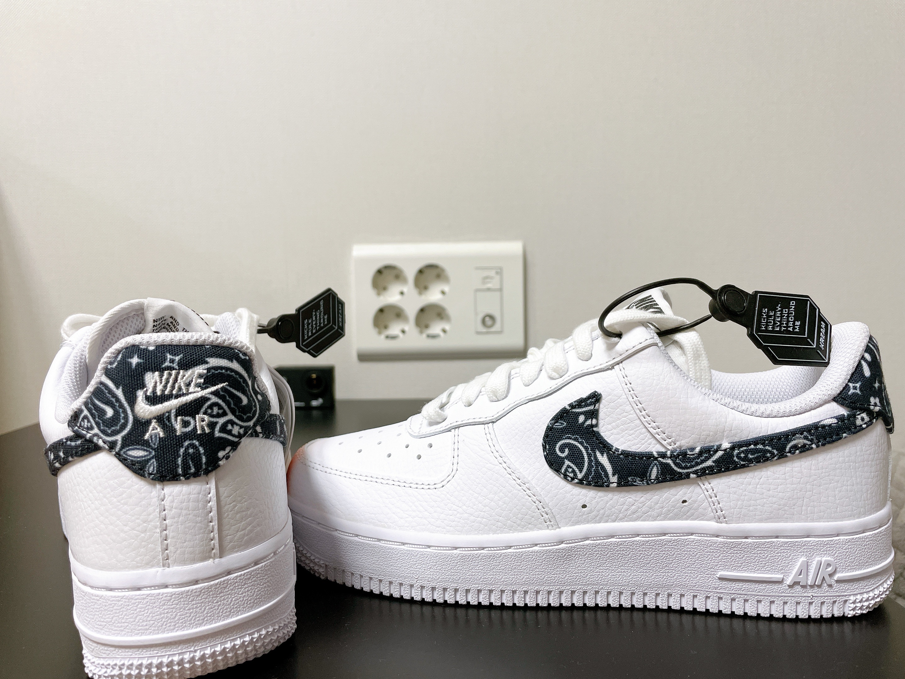 (W) Nike Air Force 1 '07 Essential Paisley Swoosh White Black 착용 스타일 - 2