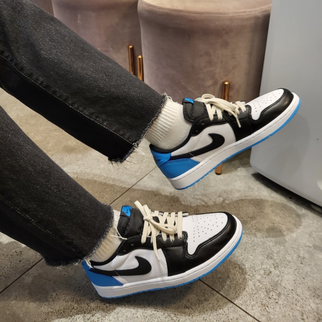 Jordan 1 Retro Low OG Black and Dark Powder Blue 착용 스타일 - 1