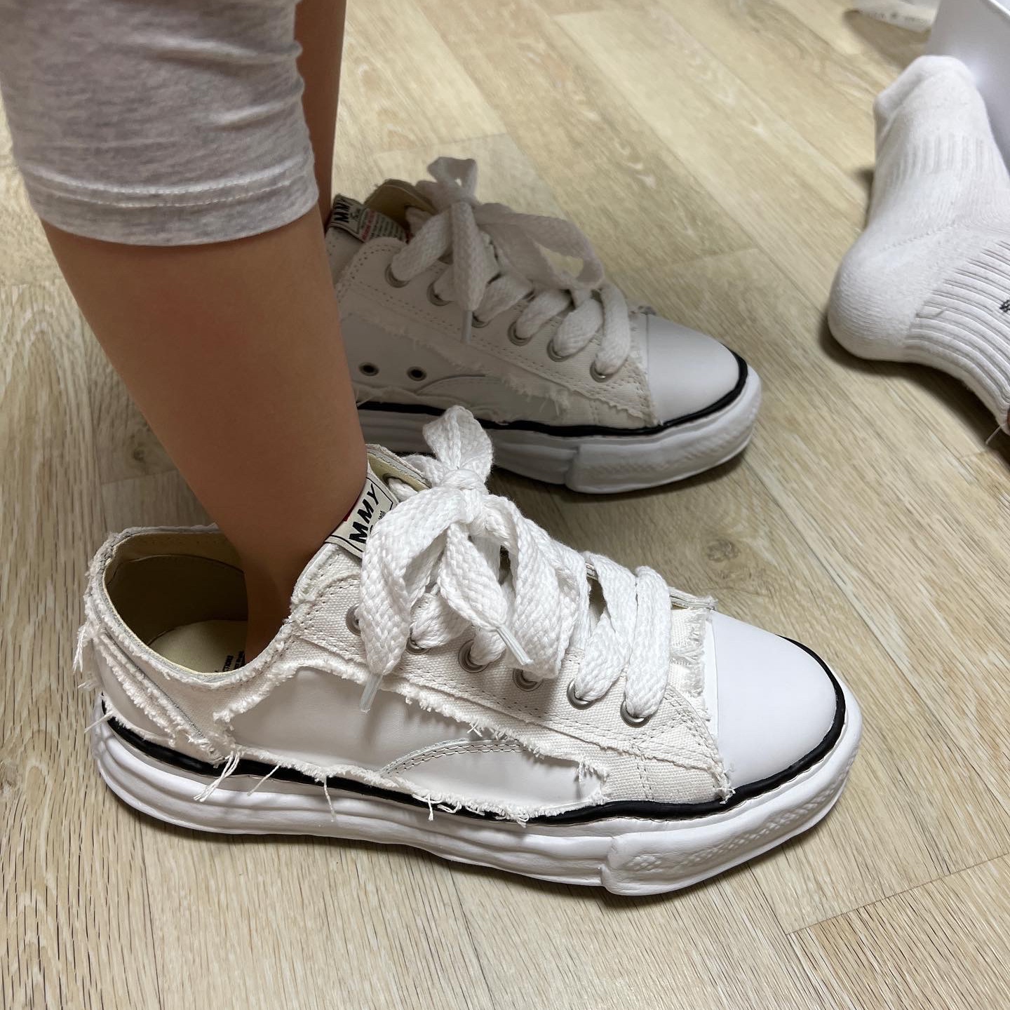 Maison Mihara Yasuhiro Peterson OG Sole Broken Low-top Sneakers White 착용 스타일