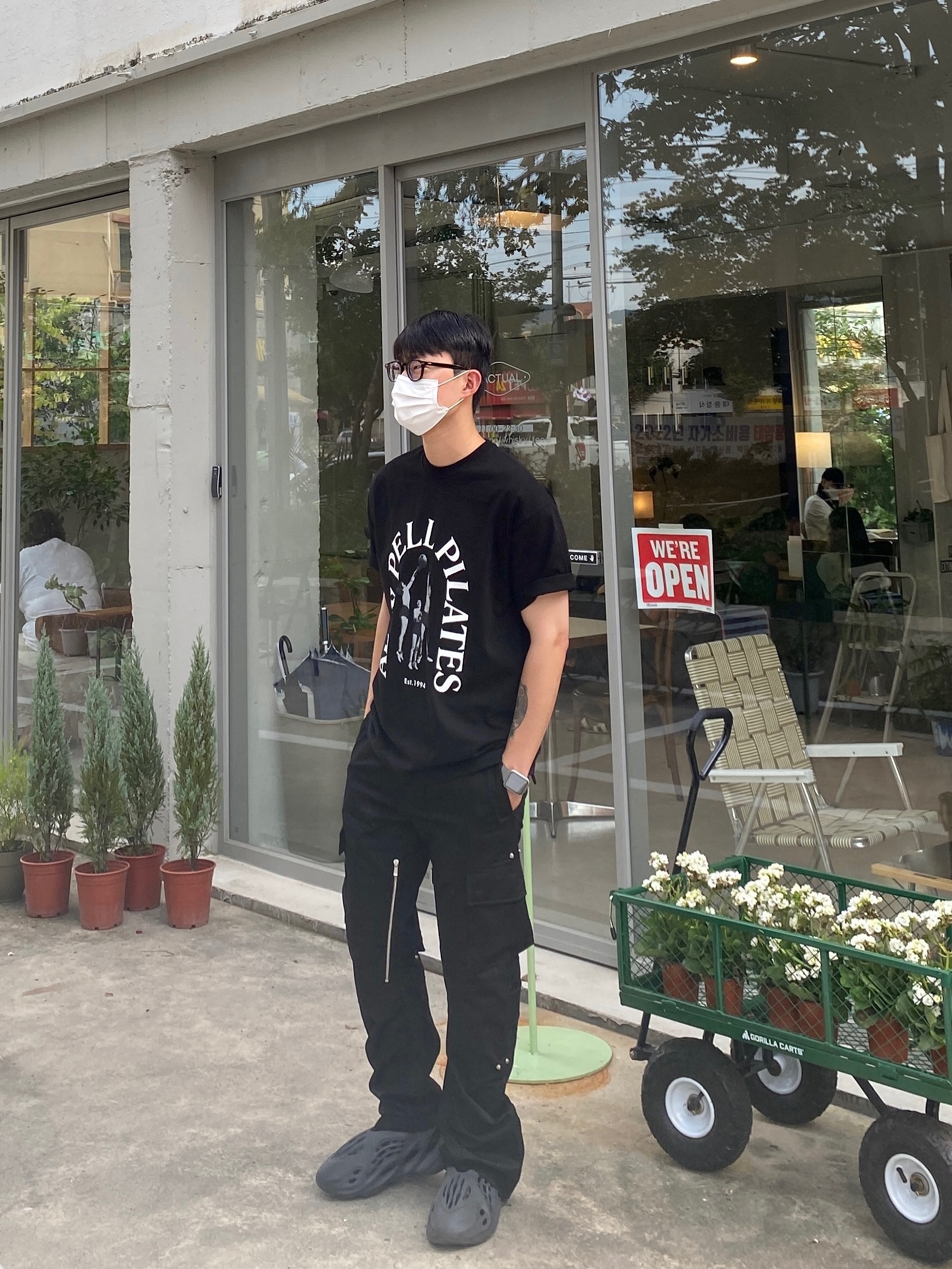 Adidas Yeezy Foam RNNR Onyx 착용 스타일 - 3