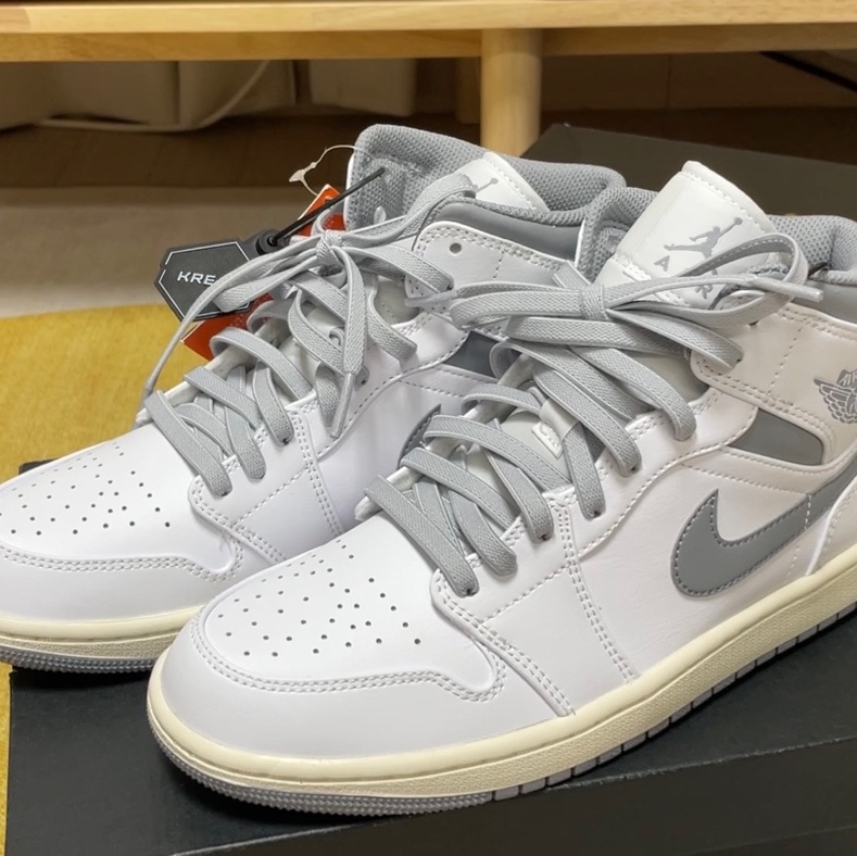 Jordan 1 Mid White Stealth 착용 스타일 - 1