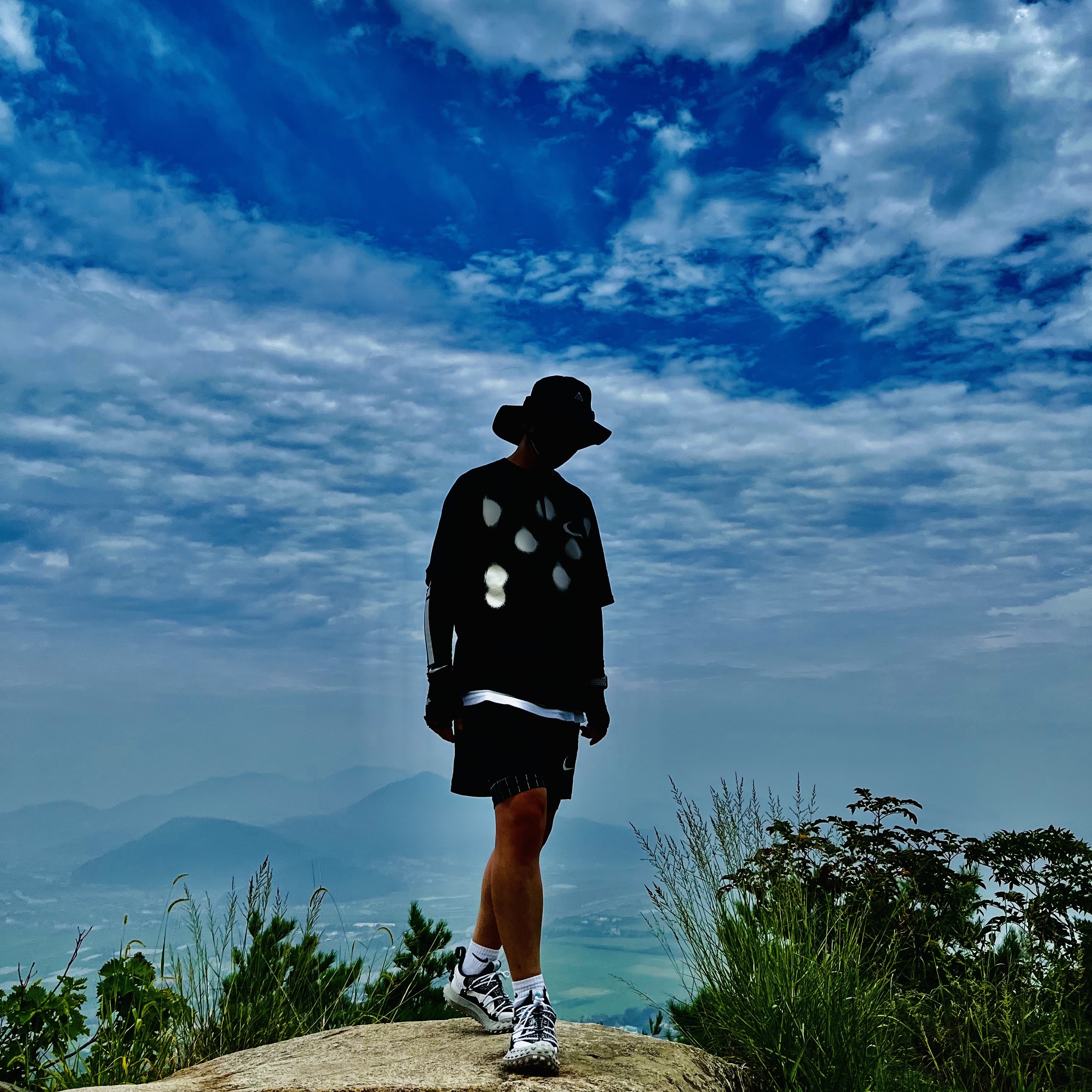Nike ACG Mountain Fly Low SE White and Black, Nike ACG SSNL Bucket Black White 착용 스타일