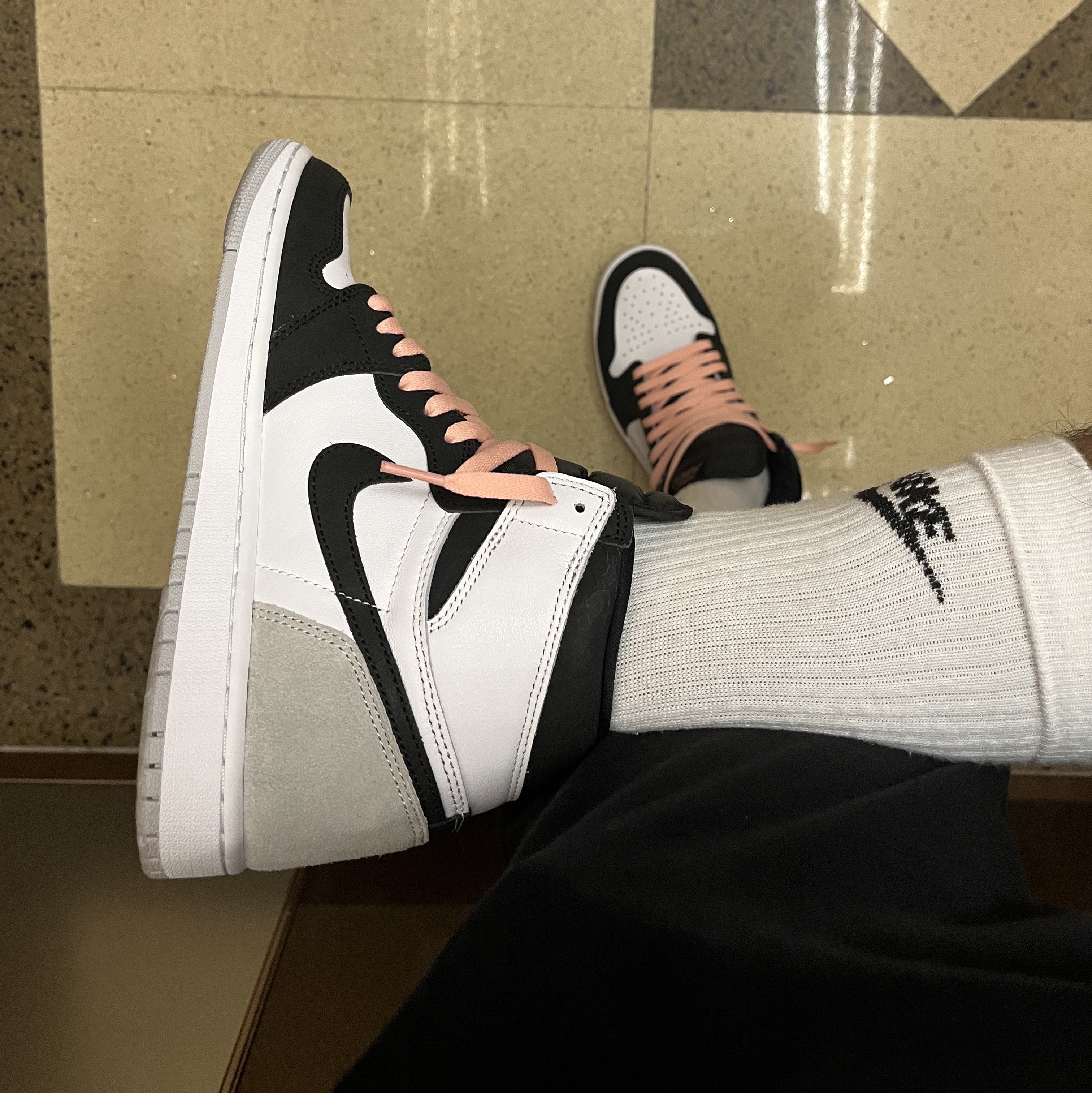 Jordan 1 Retro High OG Bleached Coral 착용 스타일 - 1