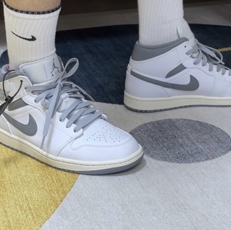 Jordan 1 Mid White Stealth 착용 스타일 - 2