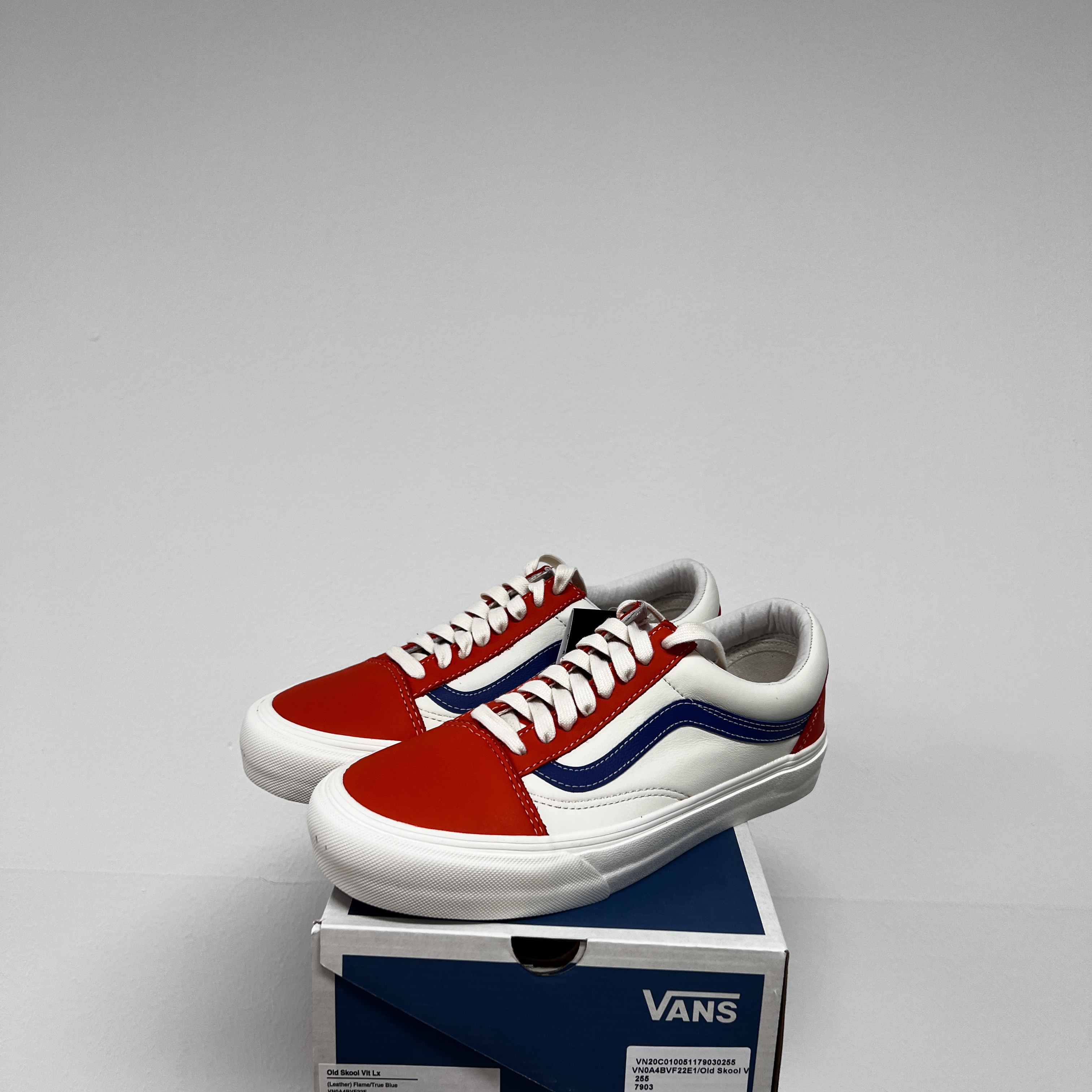 Vans Vault Old Skool VLT LX Leather Flame True Blue 착용 스타일
