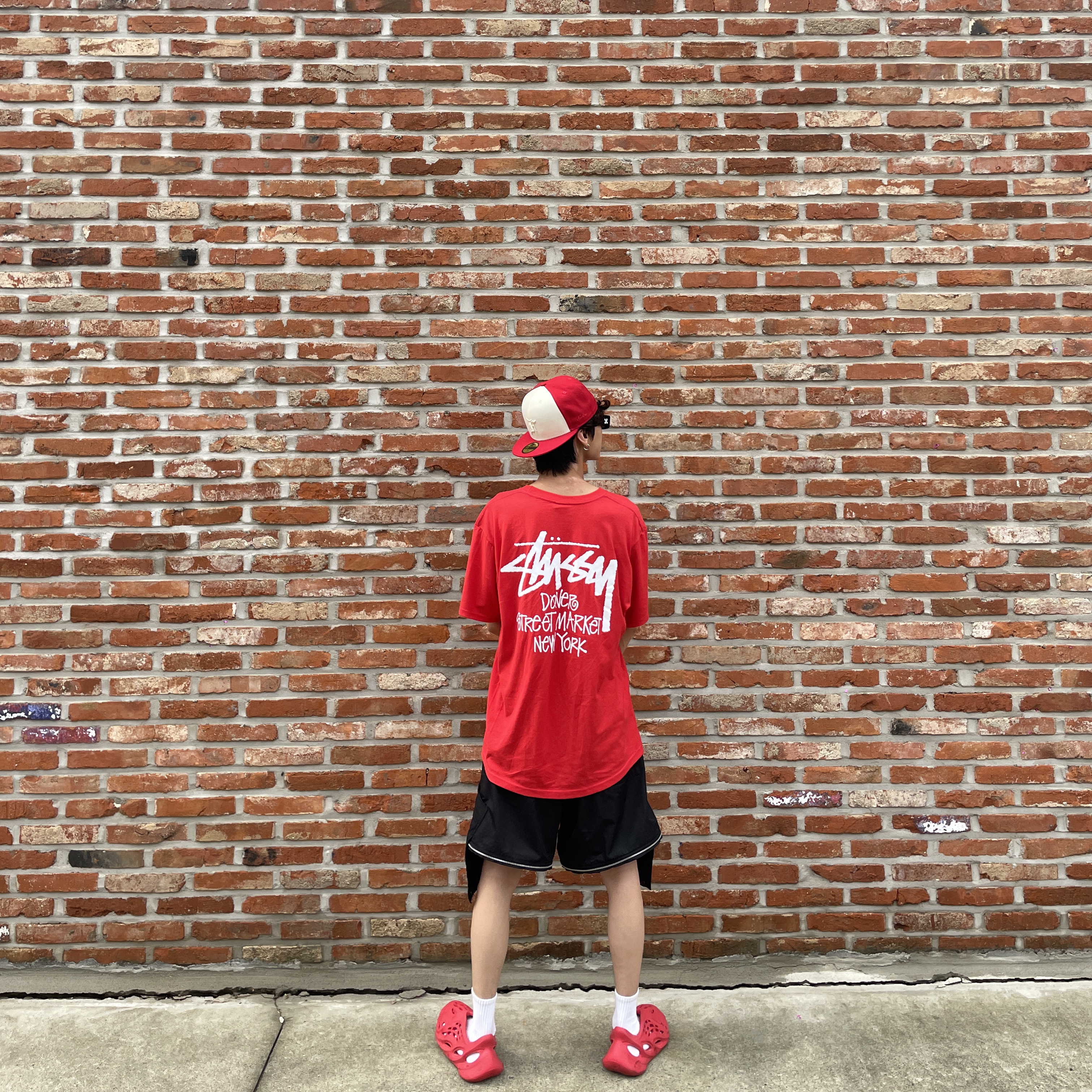 Stussy Stock DSM New York T-Shirt Red, Adidas Yeezy Foam RNNR Vermilion 착용 스타일 - 2