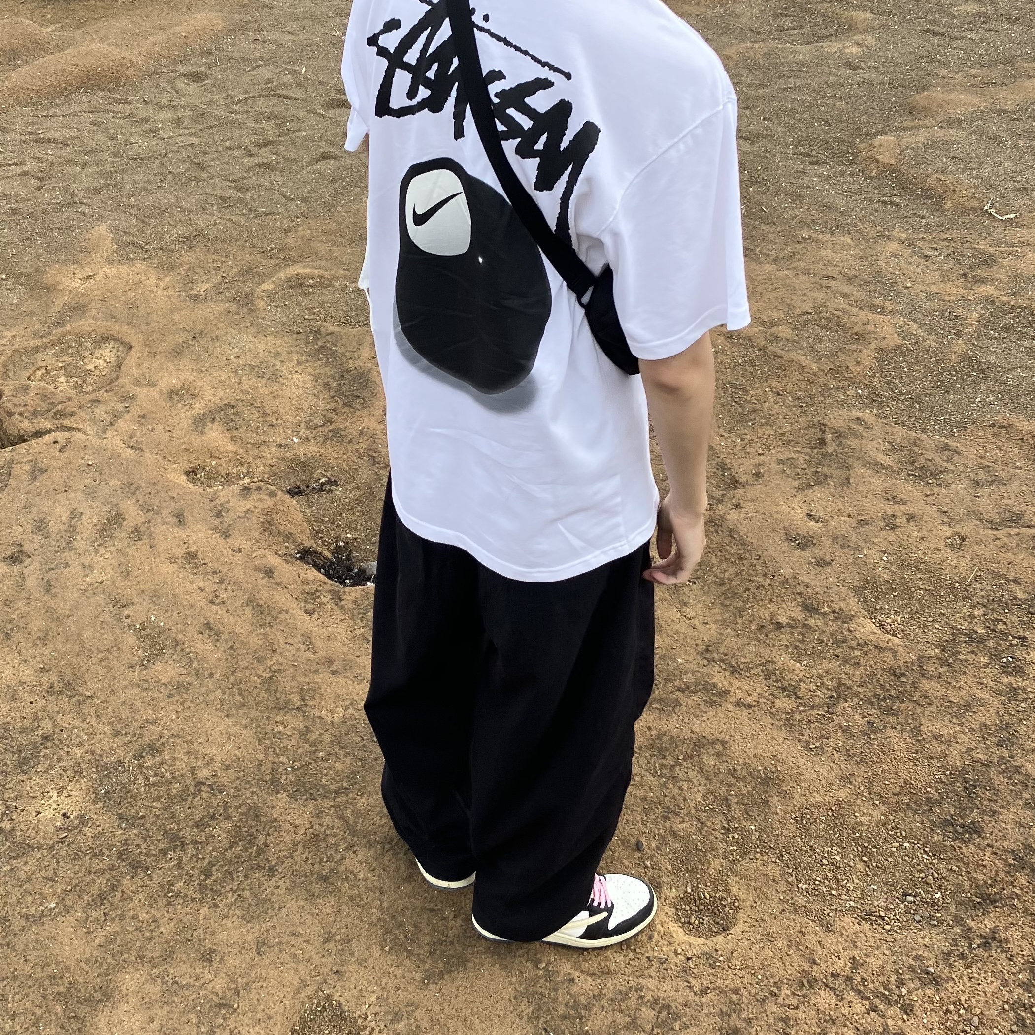 Nike x Stussy NRG FL SS 8 Ball T-Shirt White (DO9322-100), Jordan 1 x Travis Scott x Fragment Retro Low OG SP Military Blue 착용 스타일