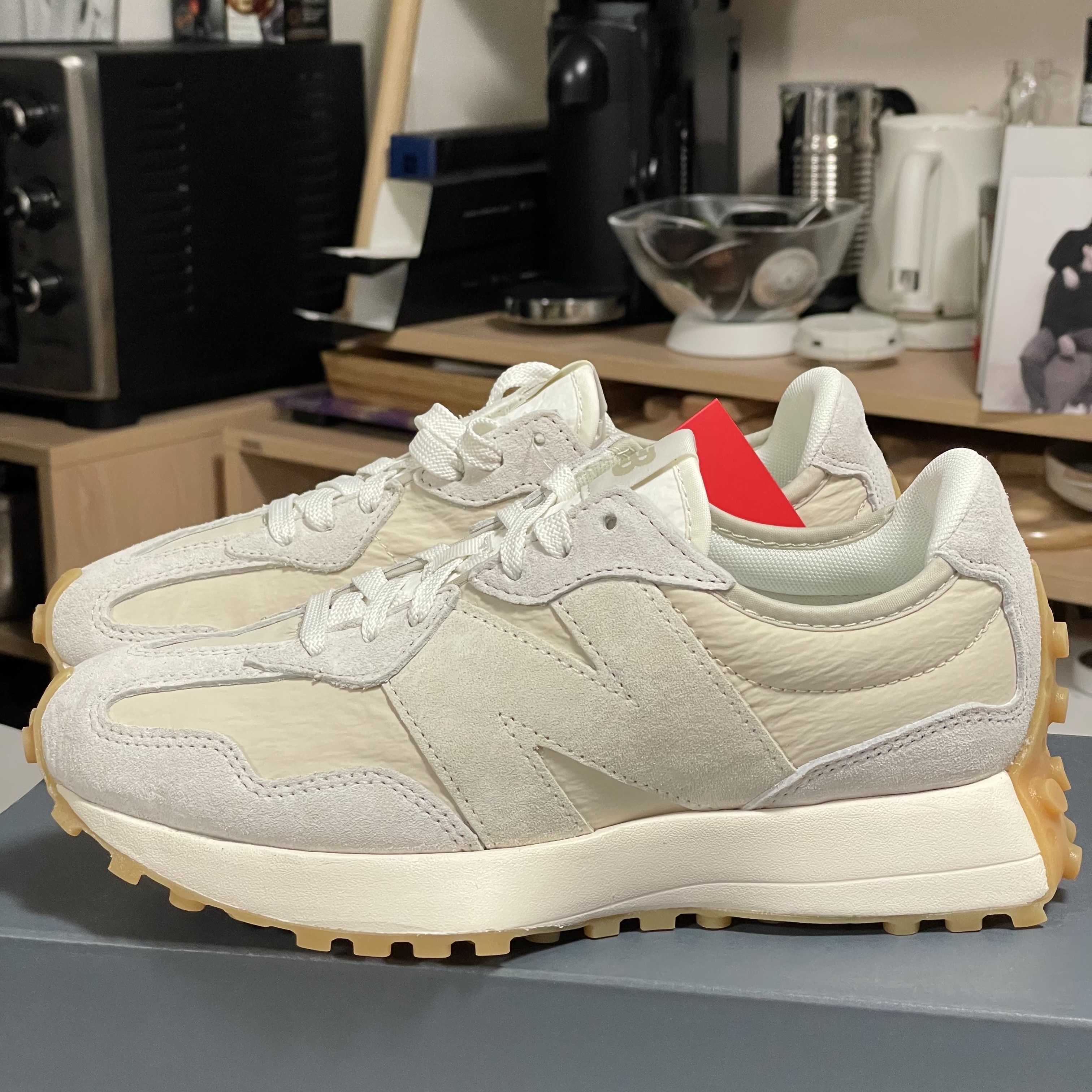 New Balance 327 Clean Vintage Moonbeam 착용 스타일