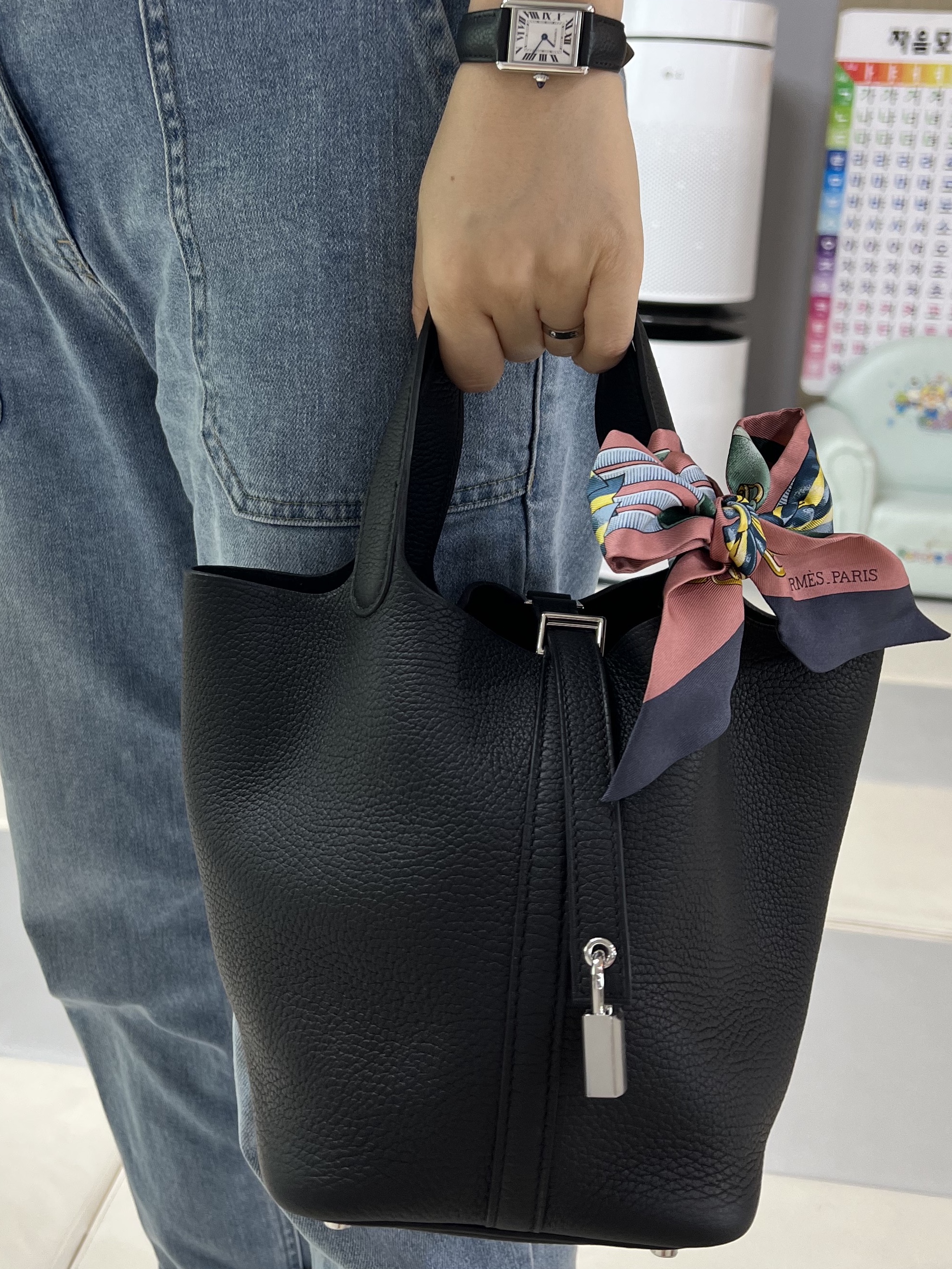 Hermes Picotin Lock 18 Bag Clemence & Palladium Noir, Cartier Tank Must Watch Small Quartz Steel Calfskin Black 착용 스타일 - 1