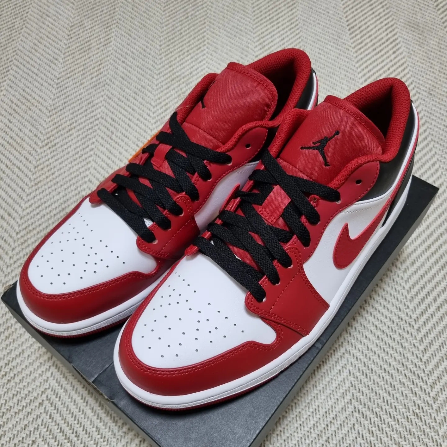 Jordan 1 Low White Gym Red Black 착용 스타일 - 1