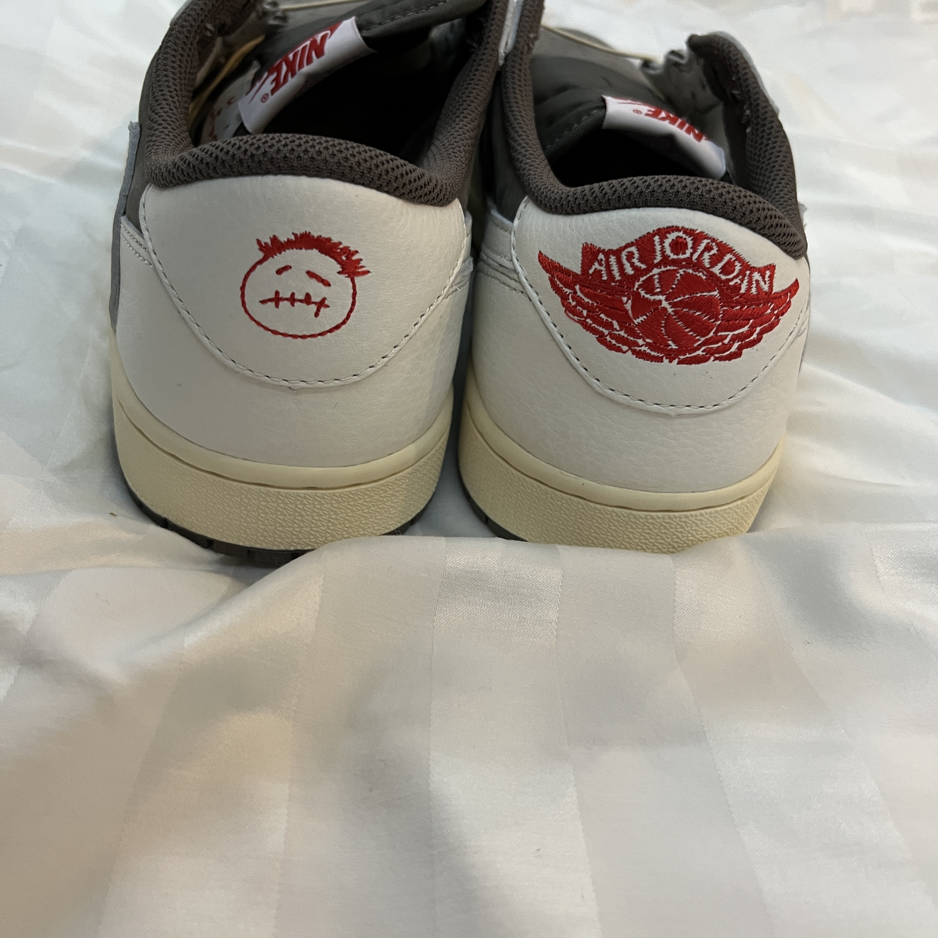 Jordan 1 x Travis Scott Retro Low OG SP Sail and Ridgerock 착용 스타일