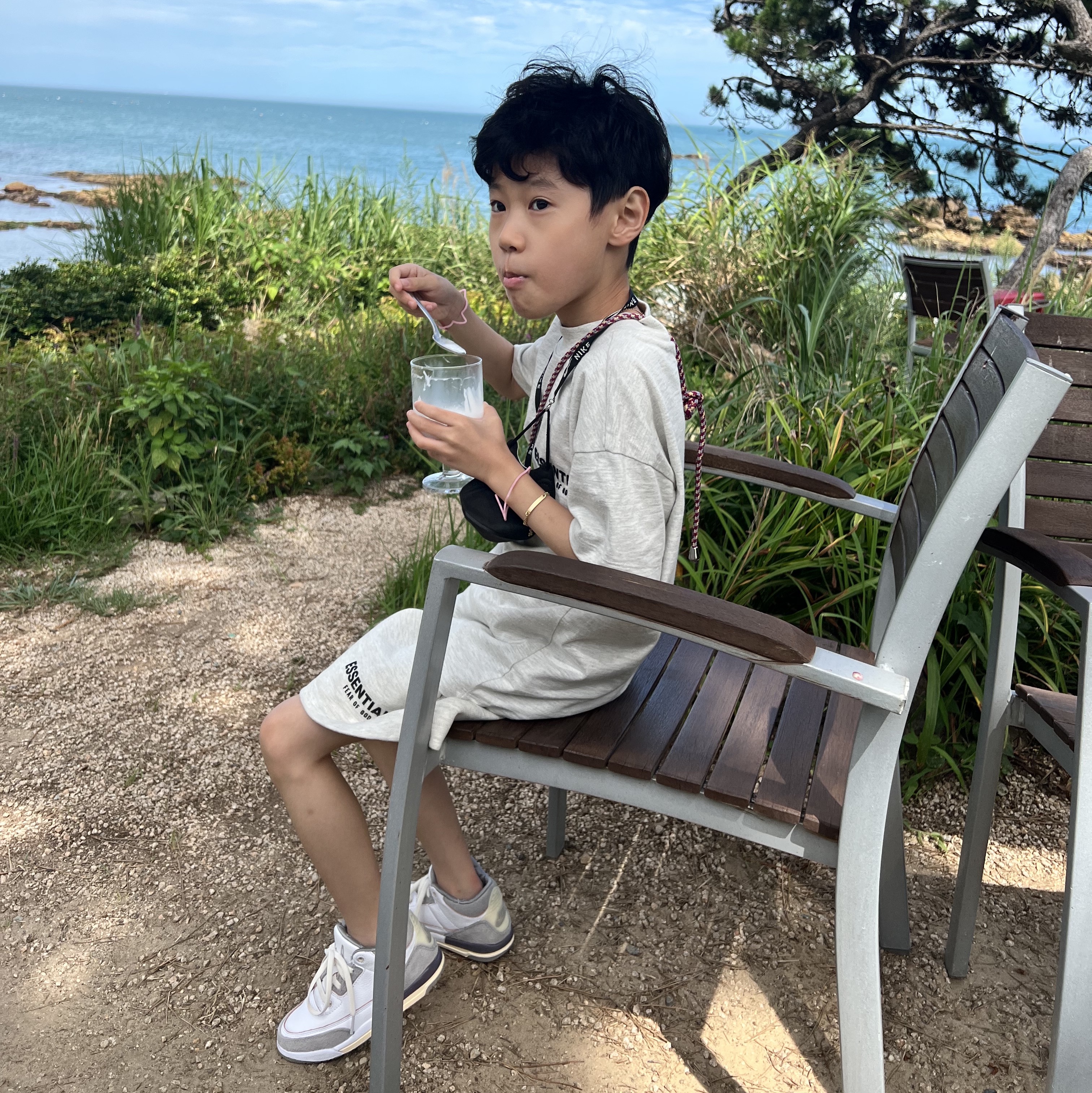 (Kids) Essentials The Core Collection T-Shirt Light Oatmeal, (Kids) Essentials The Core Collection Sweatshorts Light Oatmeal 착용 스타일