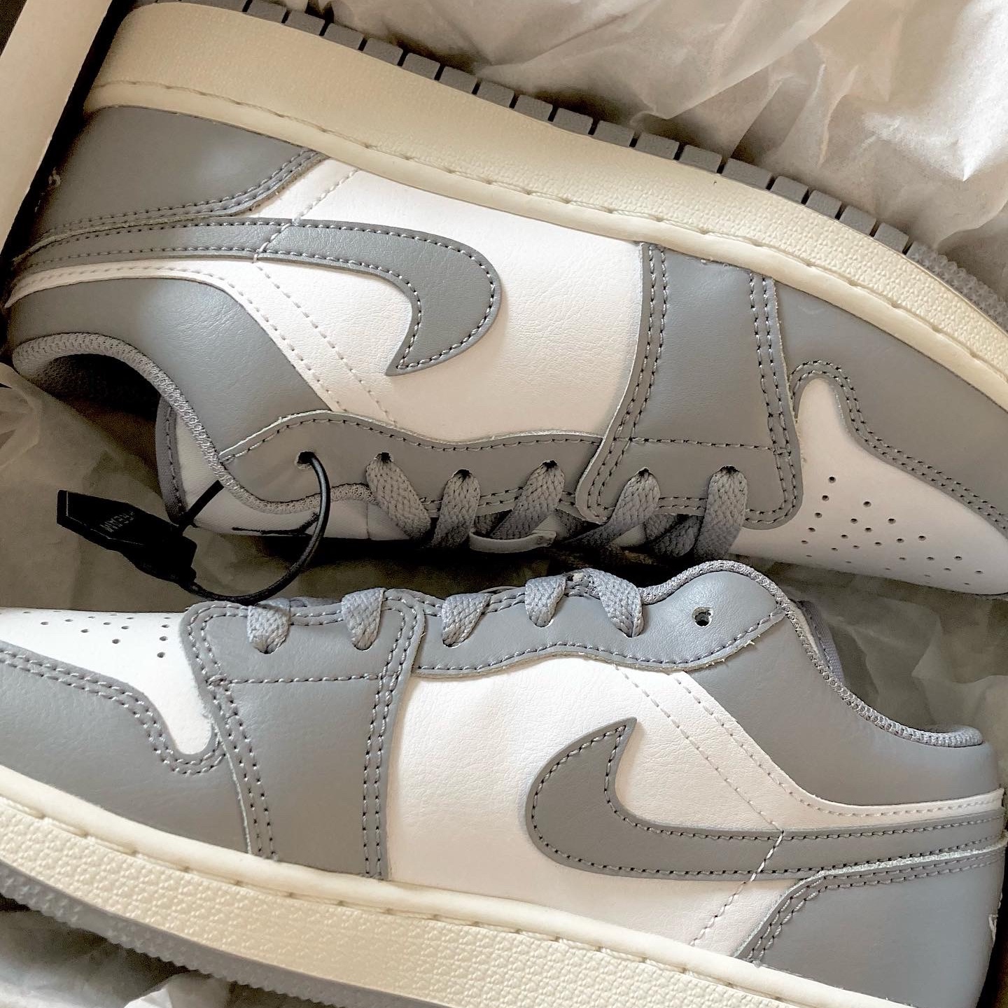 (GS) Jordan 1 Low Stealth and White 착용 스타일 - 1
