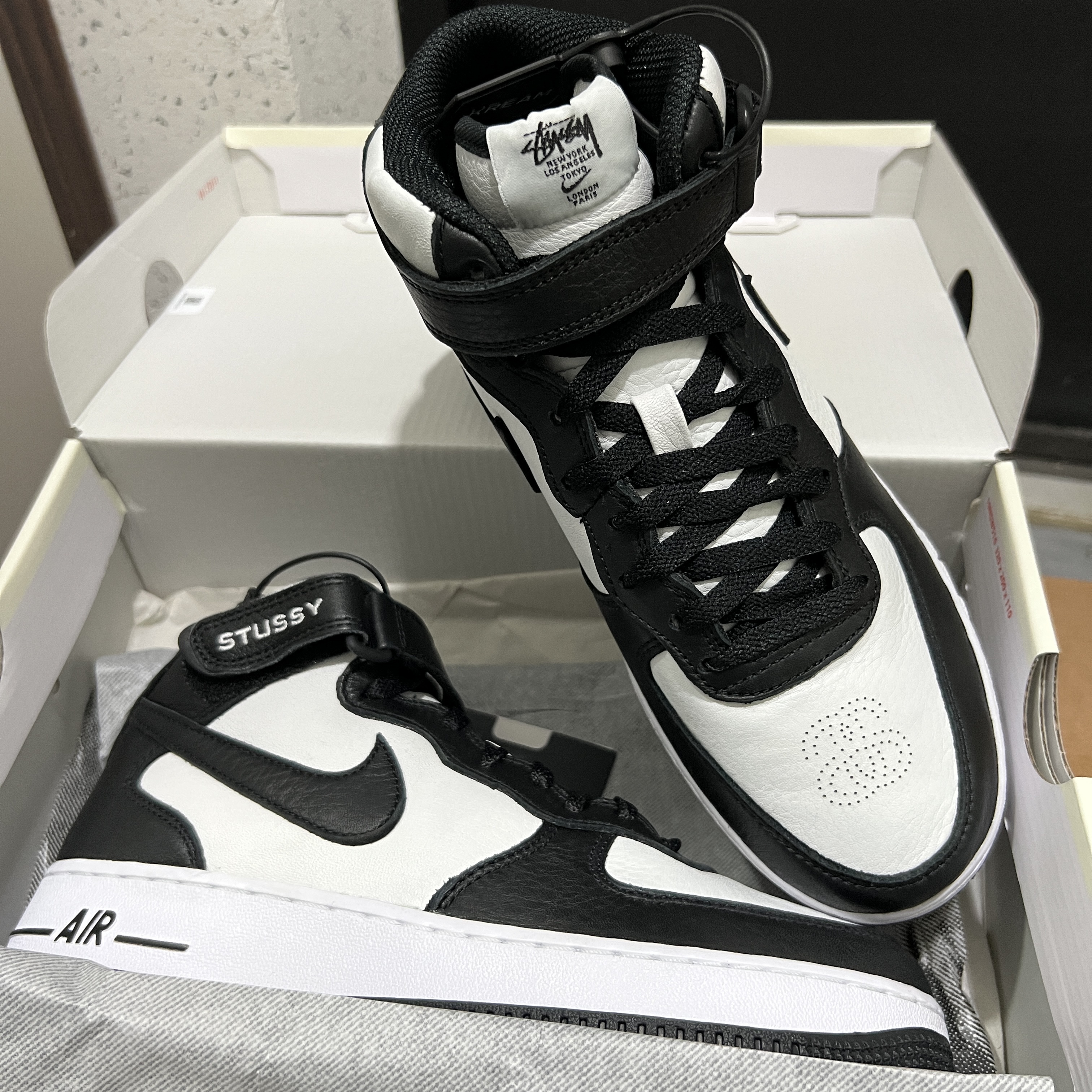 Nike x Stussy Air Force 1 '07 Mid SP Black and Light Bone, Stussy 8 Ball T-Shirt White - 22SS 착용 스타일 - 2