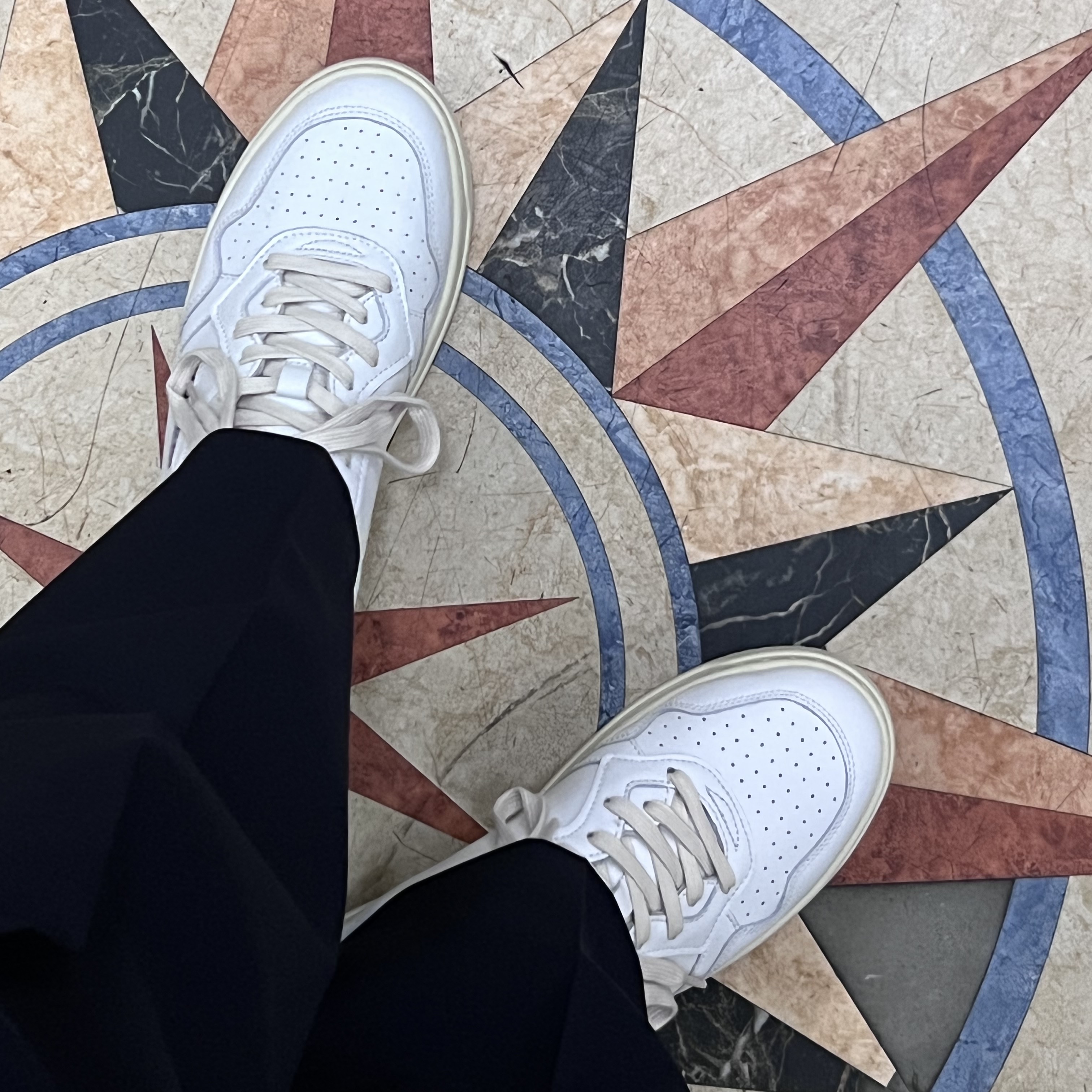 Autry Medalist Low Leather Sneakers White 착용 스타일