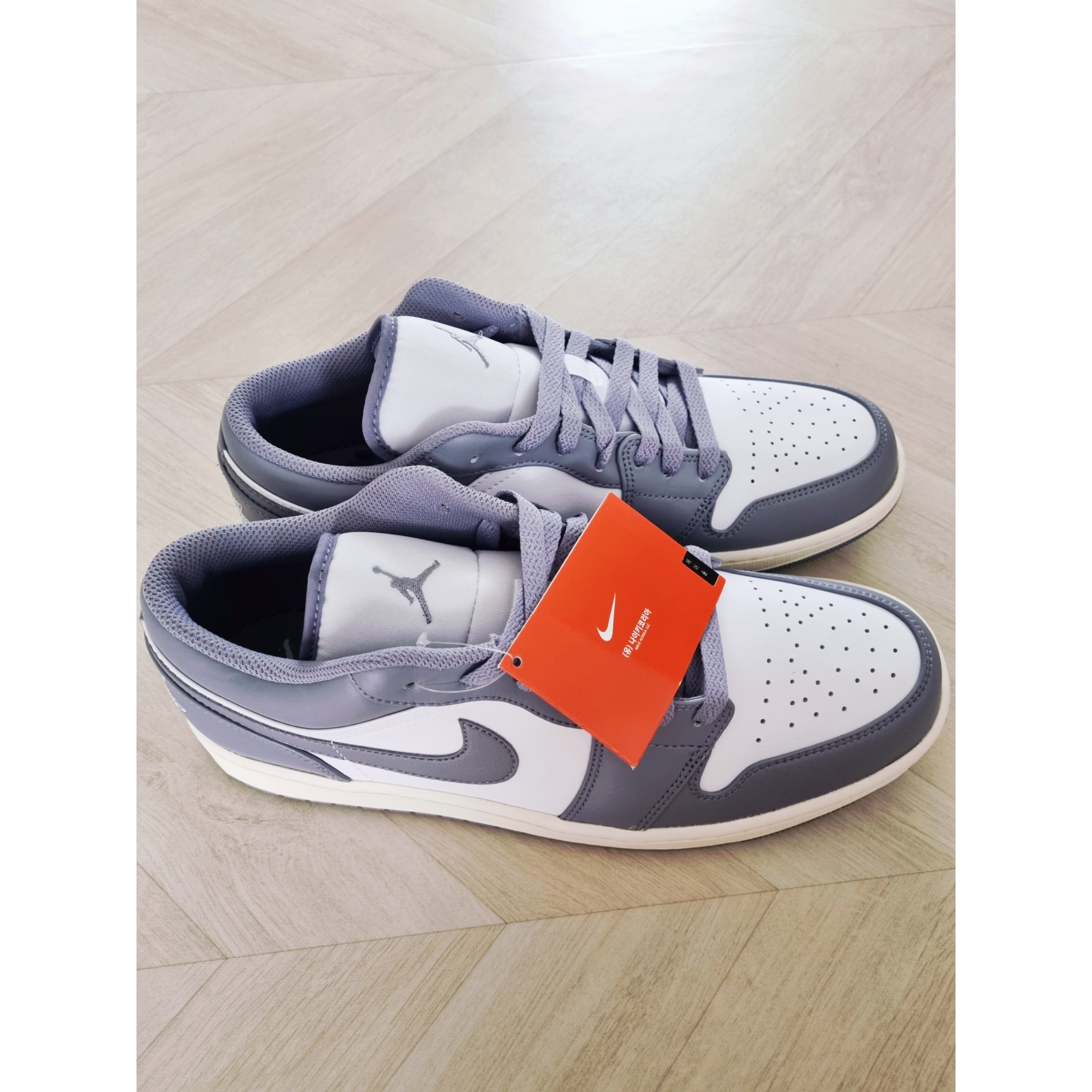 Jordan 1 Low Stealth and White 착용 스타일