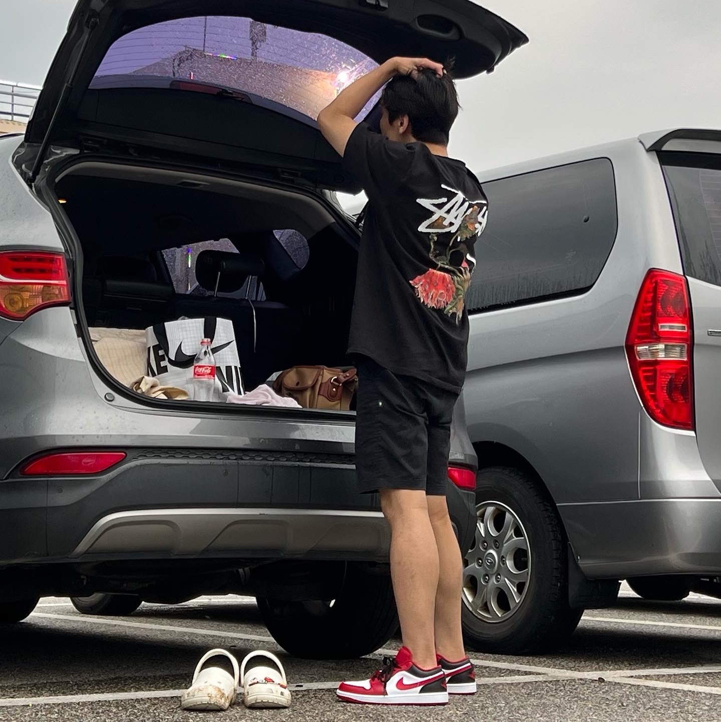 Jordan 1 Low White Gym Red Black, Stussy Withered Flower T-Shirt Black 착용 스타일
