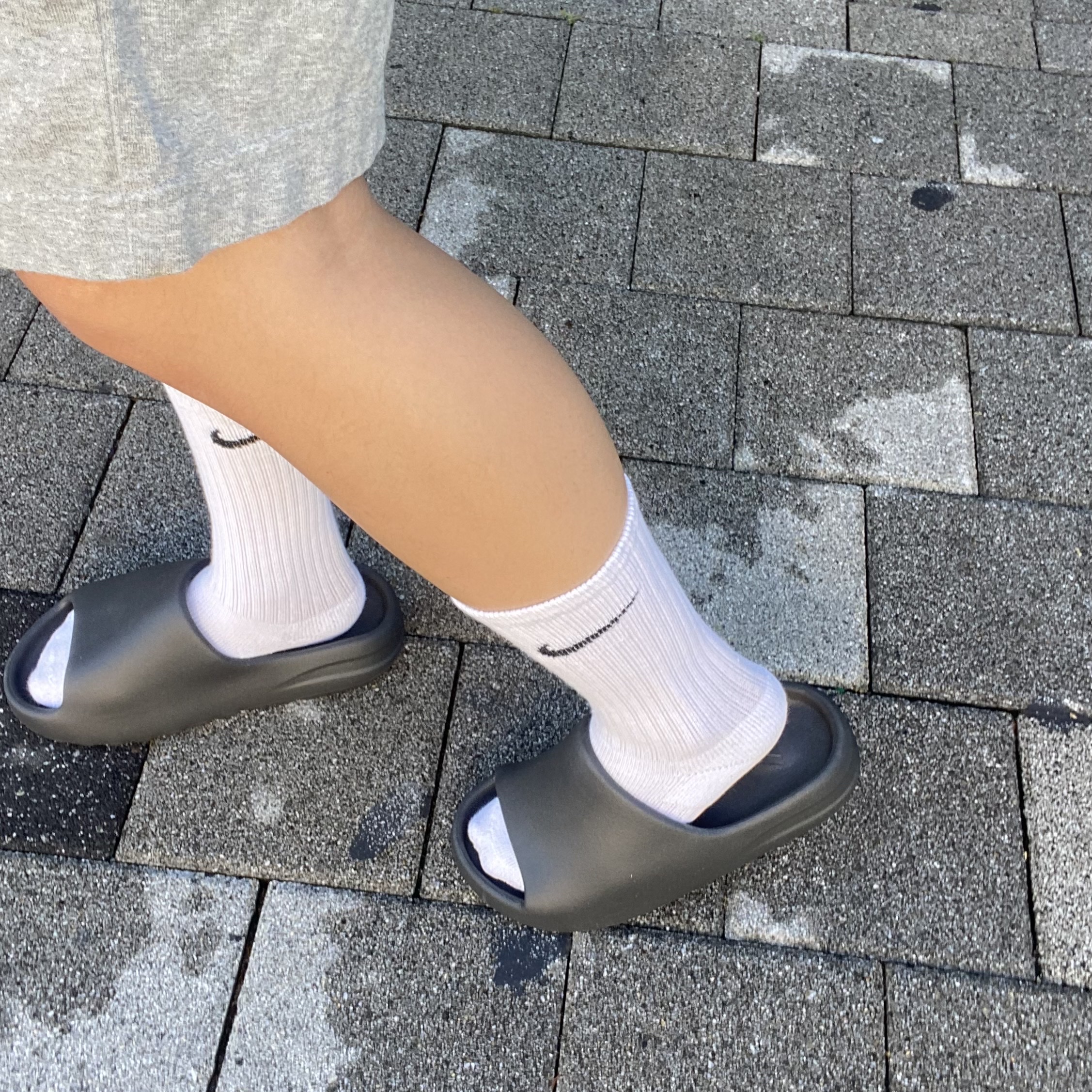 Adidas Yeezy Slide Onyx 착용 스타일 - 1