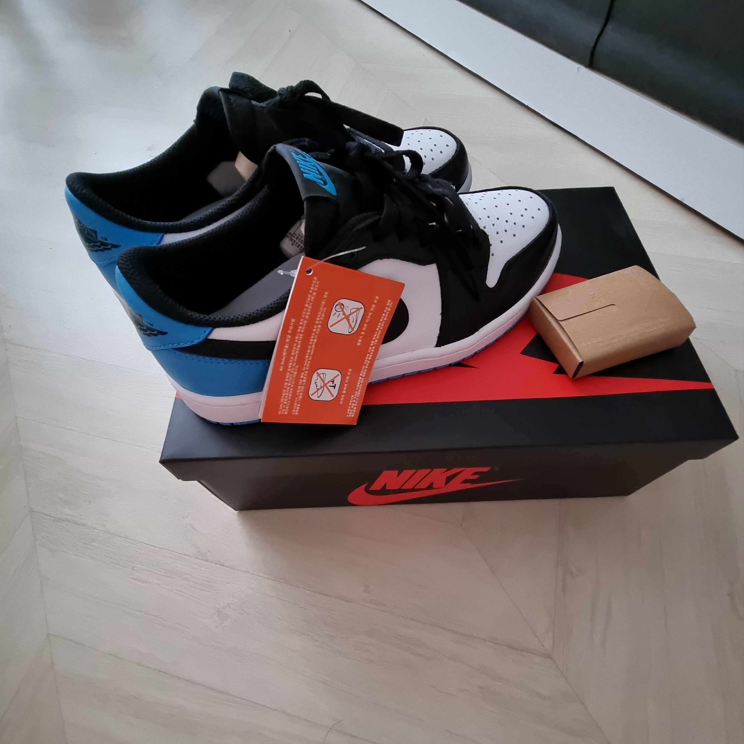 Jordan 1 Retro Low OG Black and Dark Powder Blue 착용 스타일 - 2