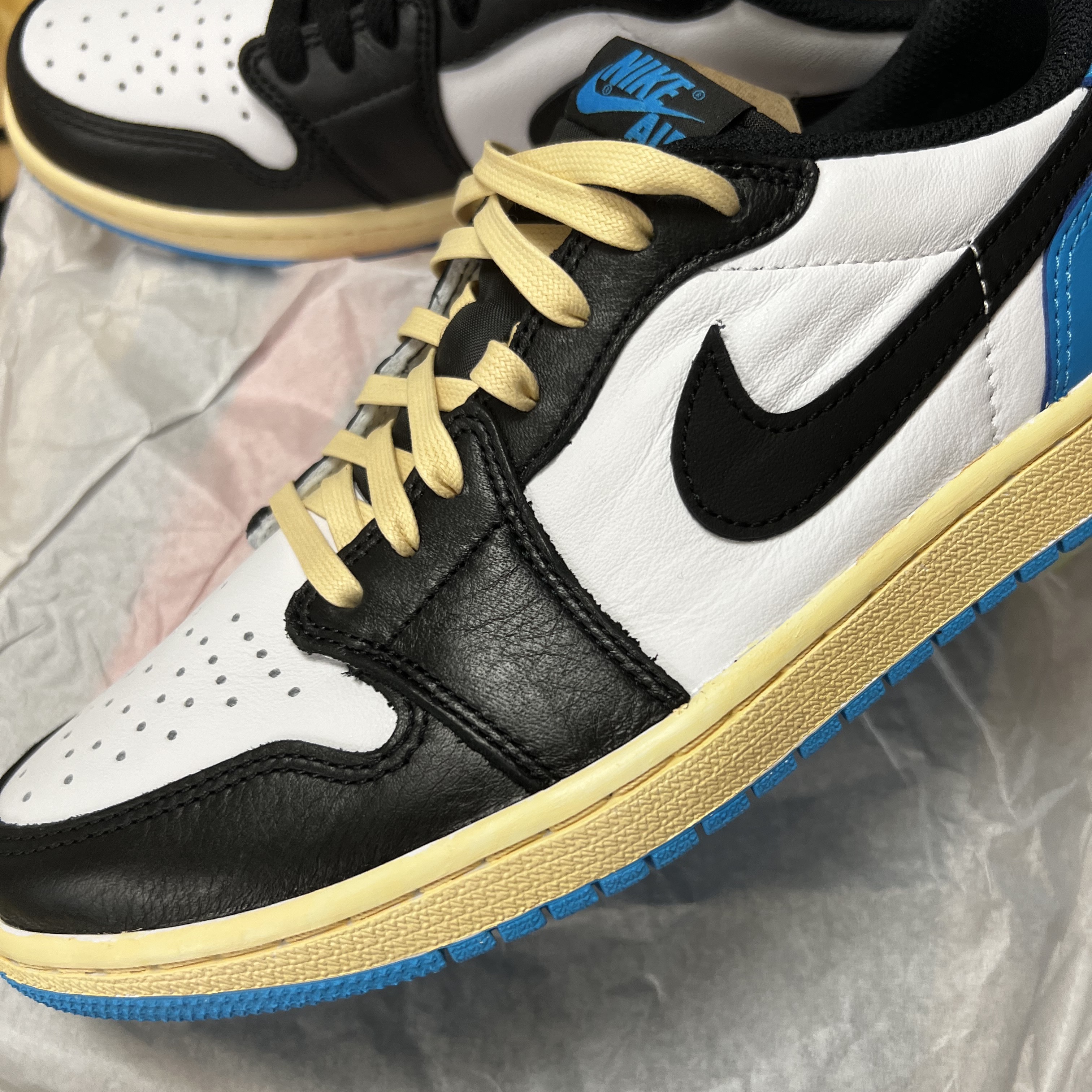 Jordan 1 Retro Low OG Black and Dark Powder Blue 착용 스타일