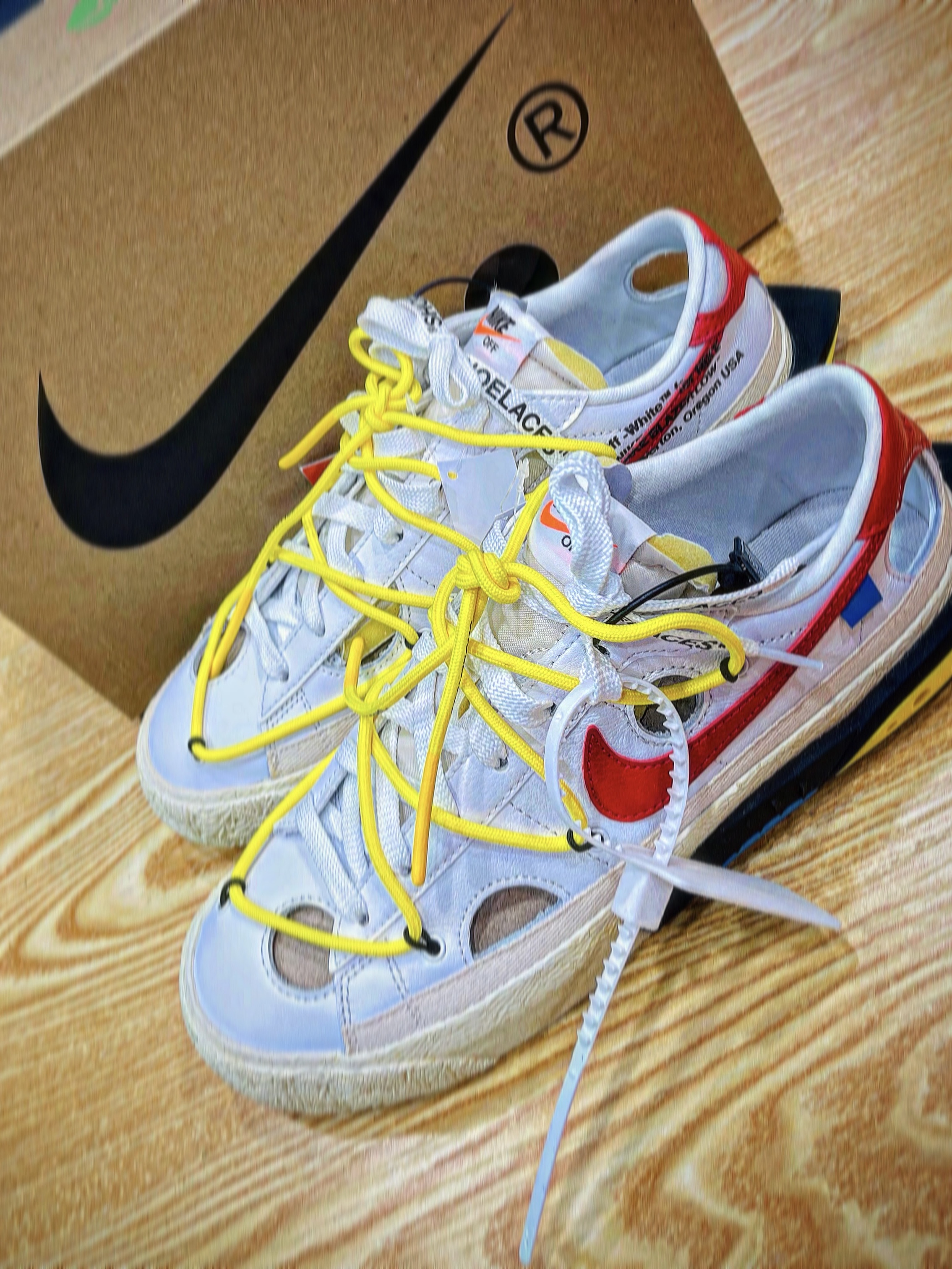 Nike x Off-White Blazer Low '77 White and University Red 착용 스타일