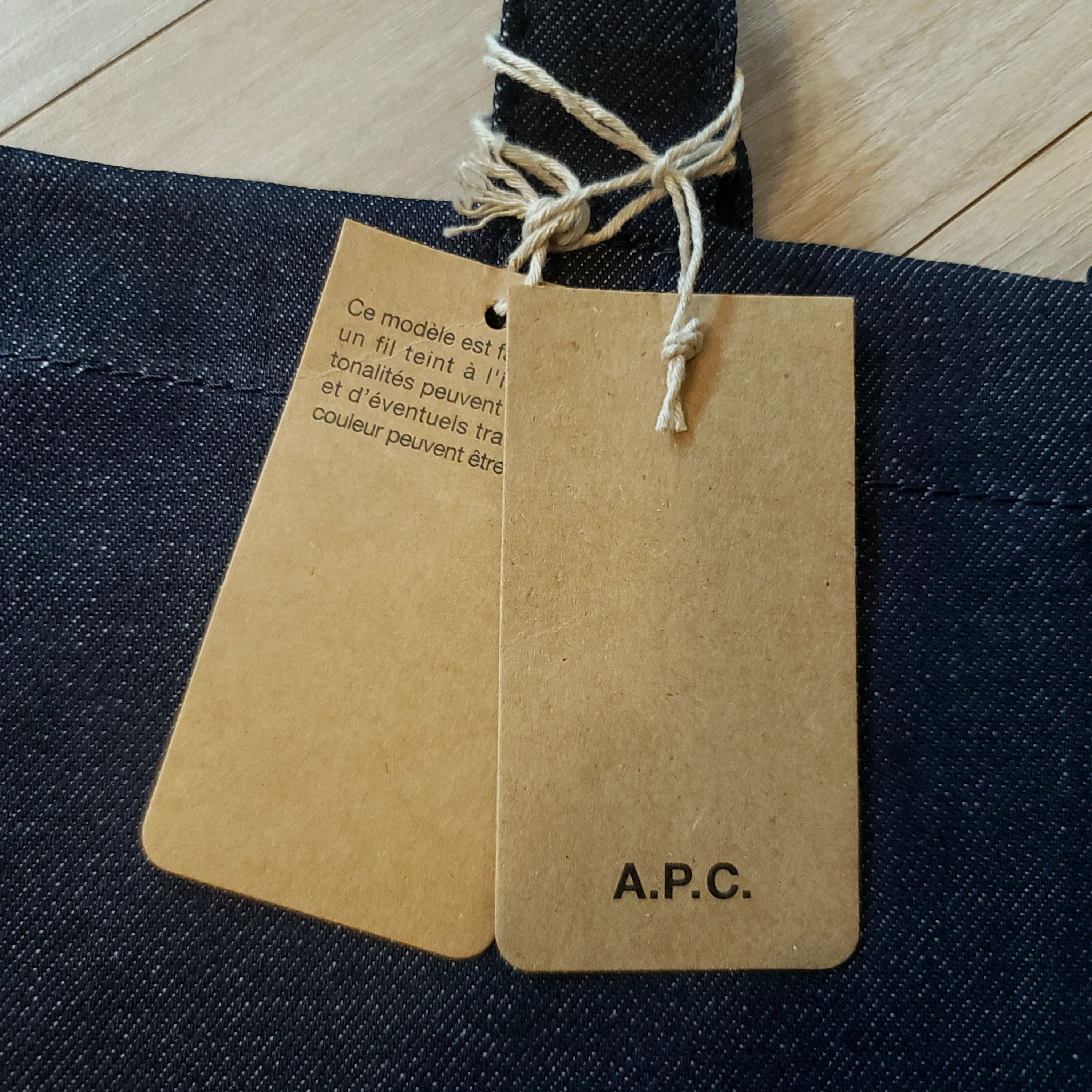 A.P.C. Daniela Shopping Bag Indigo 착용 스타일 - 3