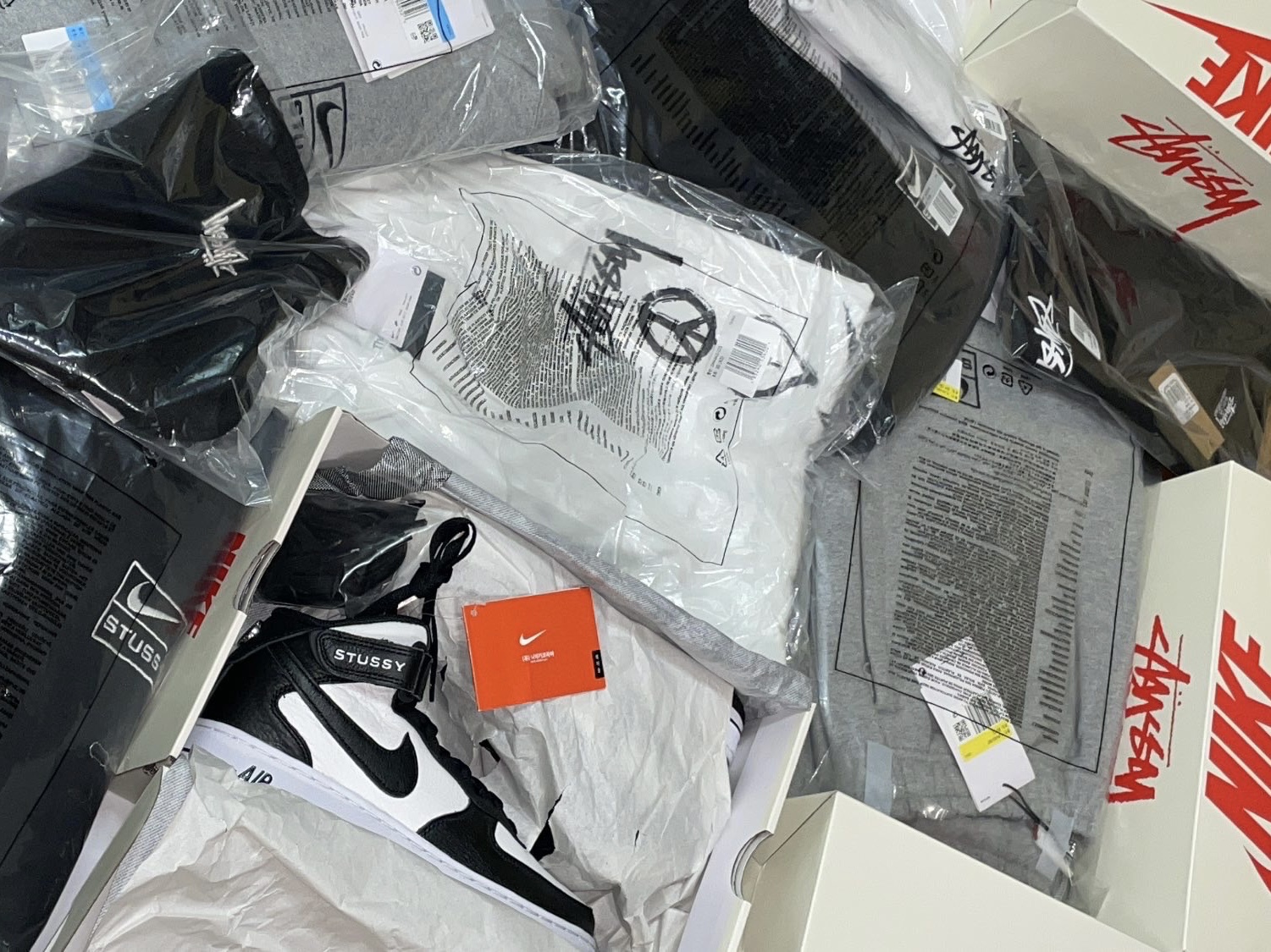 Nike x Stussy Air Force 1 '07 Mid SP Black and Light Bone, Nike x Stussy NRG RA Pullover Hoodie Dark Grey Heather (DJ9488-063) 착용 스타일