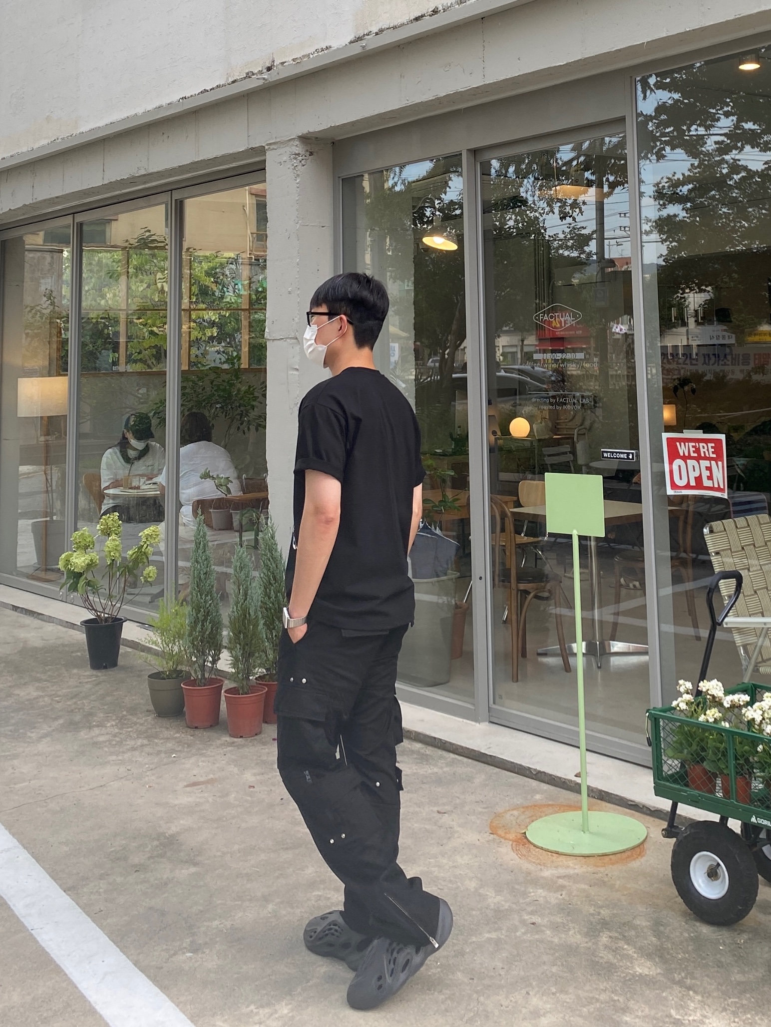 Adidas Yeezy Foam RNNR Onyx 착용 스타일 - 4