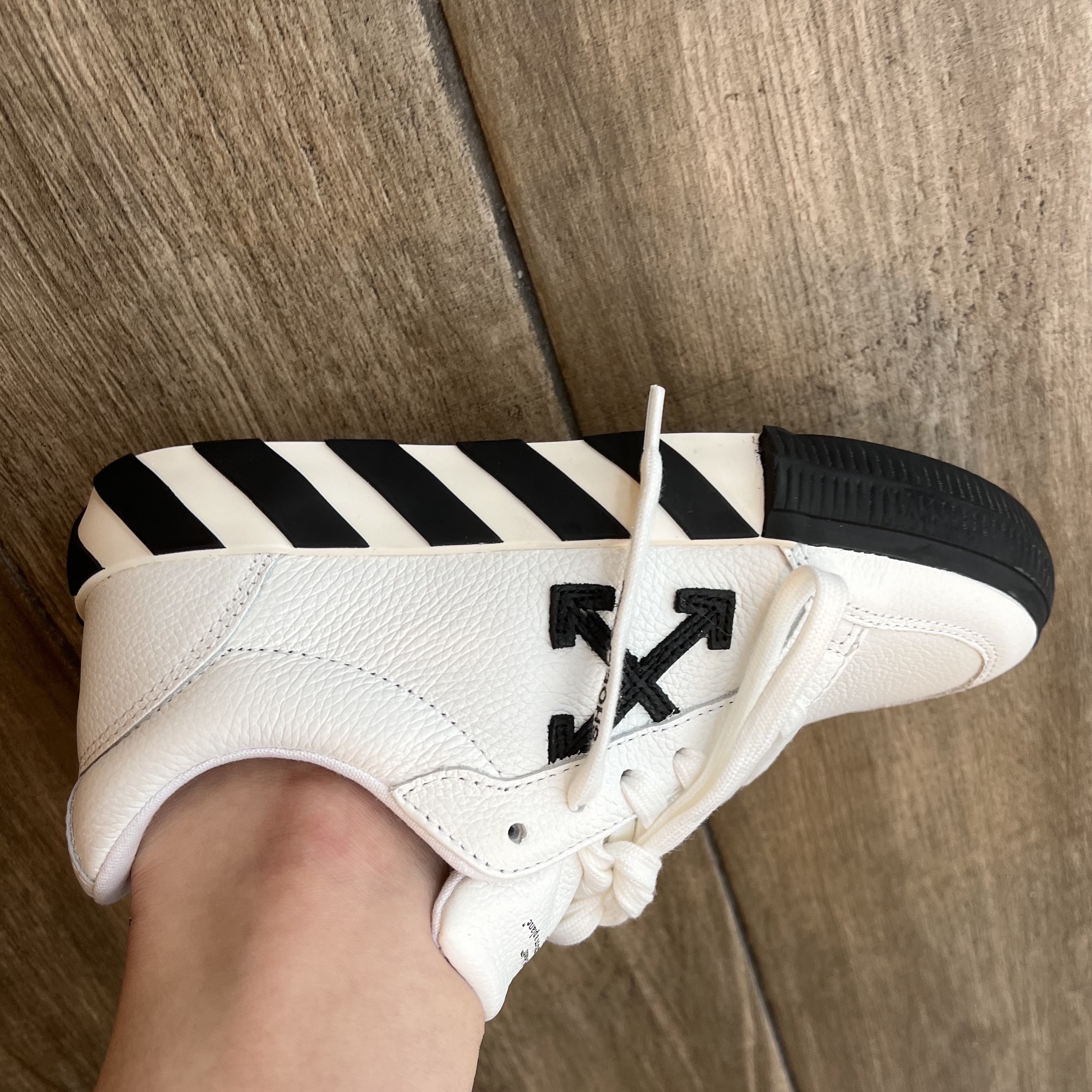 (W) Off-White Arrow Low Vulcanized Sneakers White 착용 스타일 - 1