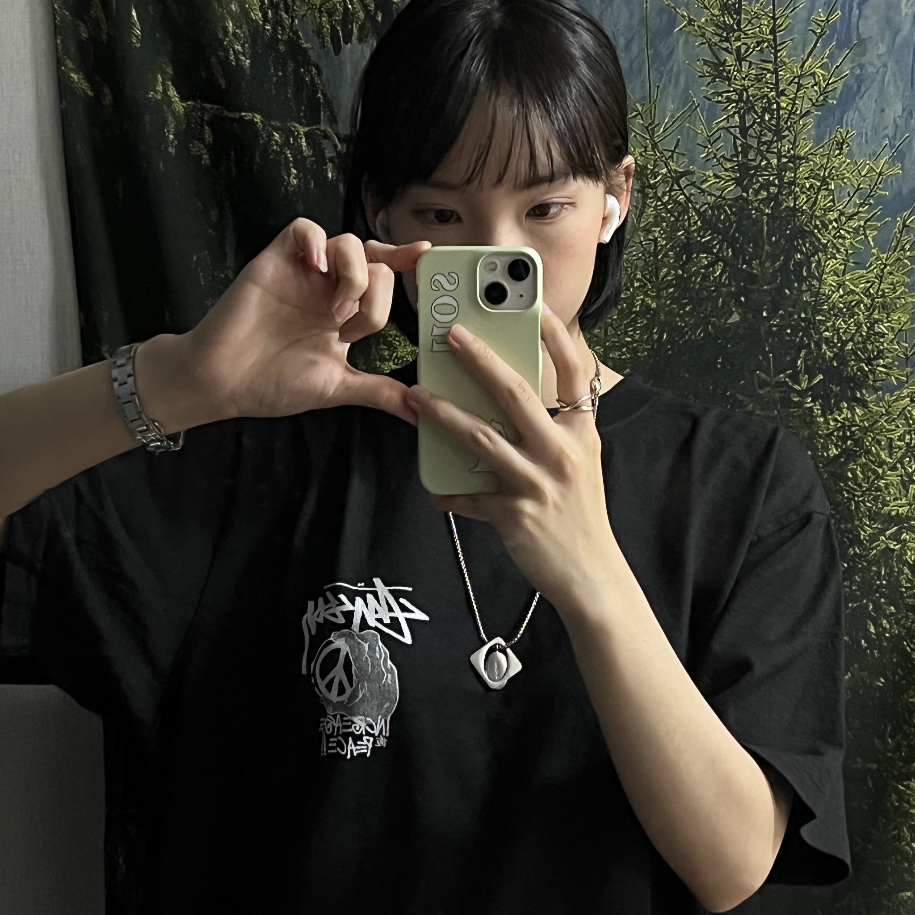 Stussy Peace Hand Pigment dyed T-Shirt Black 착용 스타일