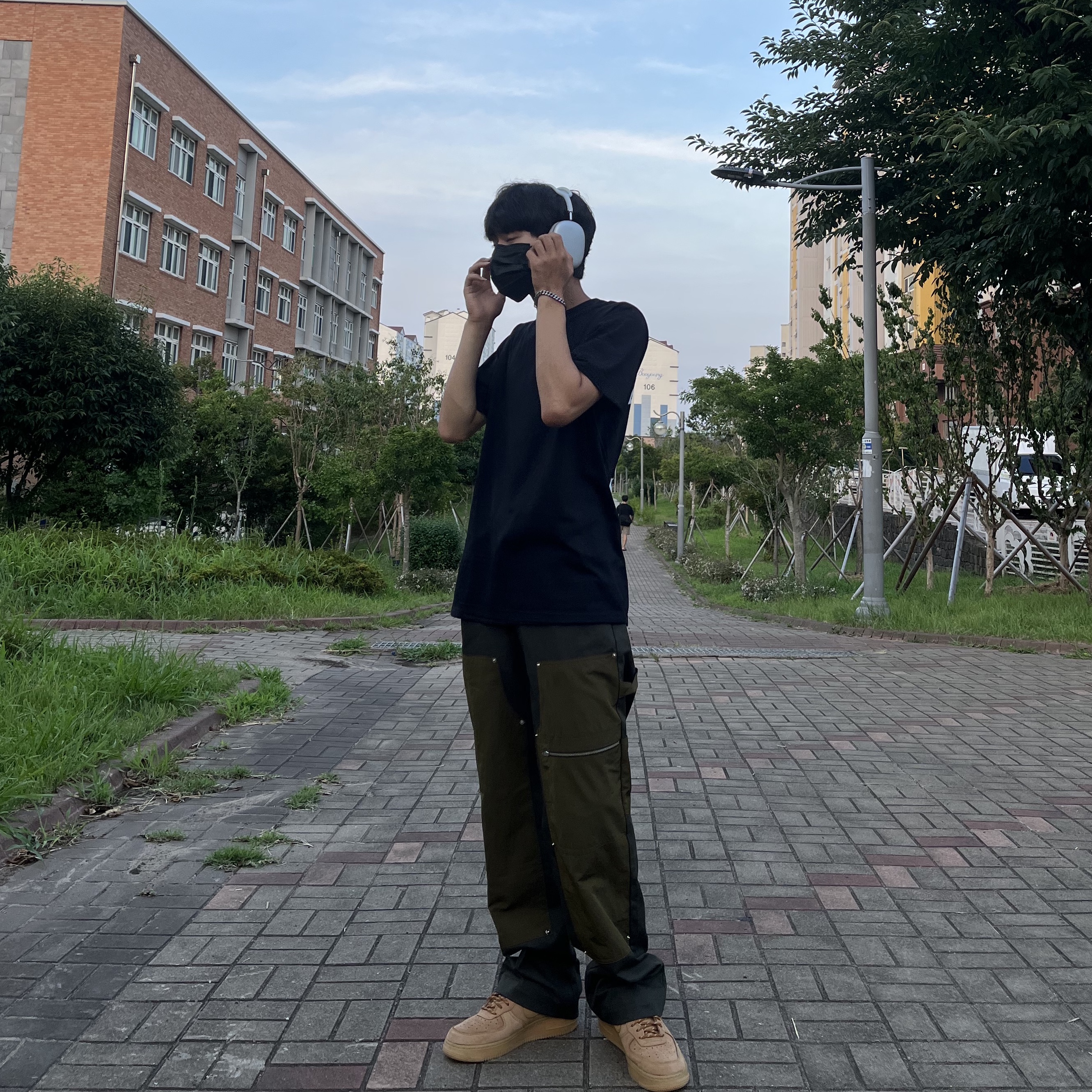 Nike Air Force 1 '07 WB Flax, Stussy Fuzzy Dice T-Shirt Black 착용 스타일 - 1