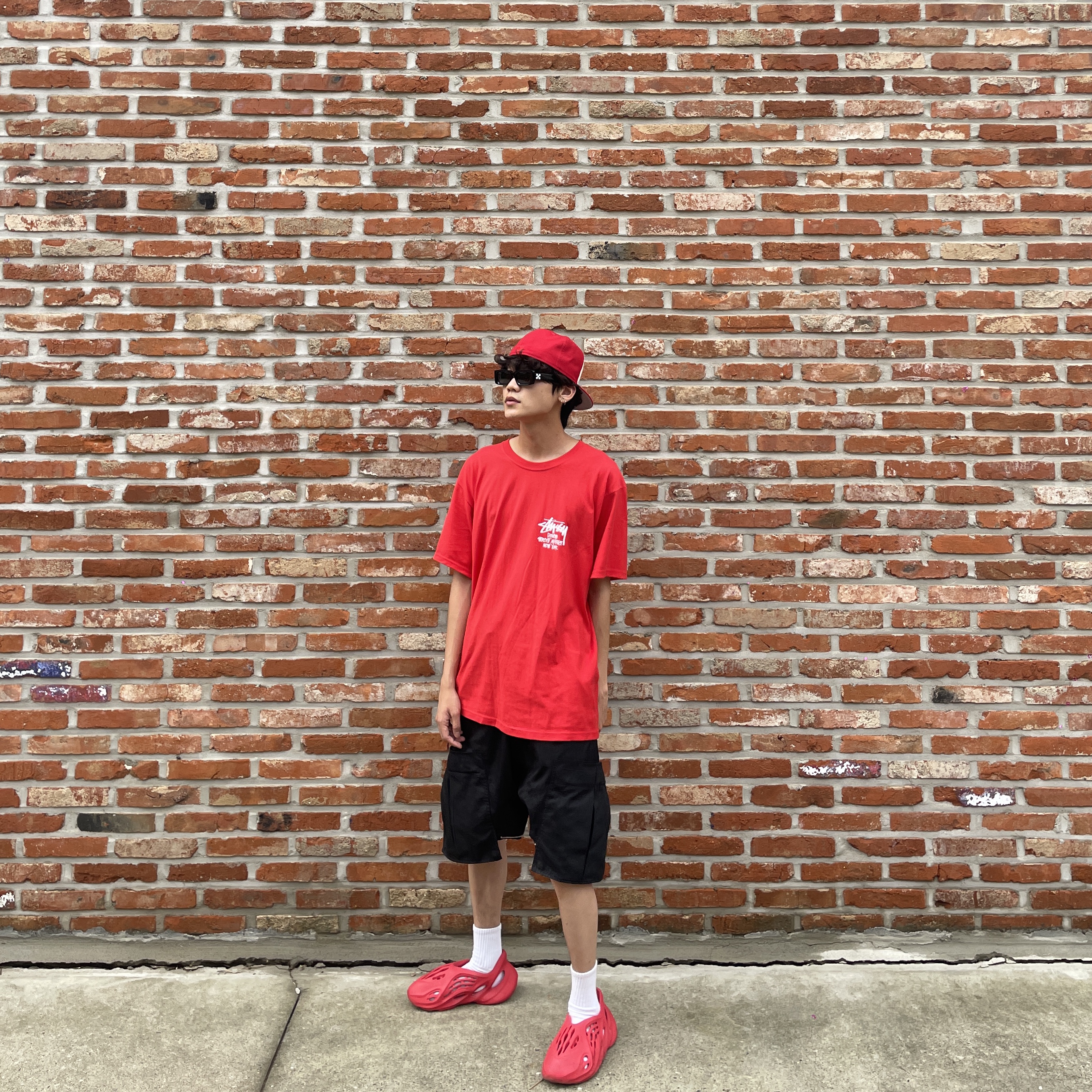 Stussy Stock DSM New York T-Shirt Red, Adidas Yeezy Foam RNNR Vermilion 착용 스타일 - 1