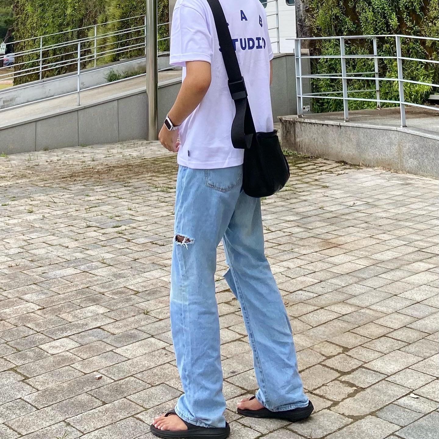 IAB Studio T-Shirt White Navy - 22FW 착용 스타일 - 2