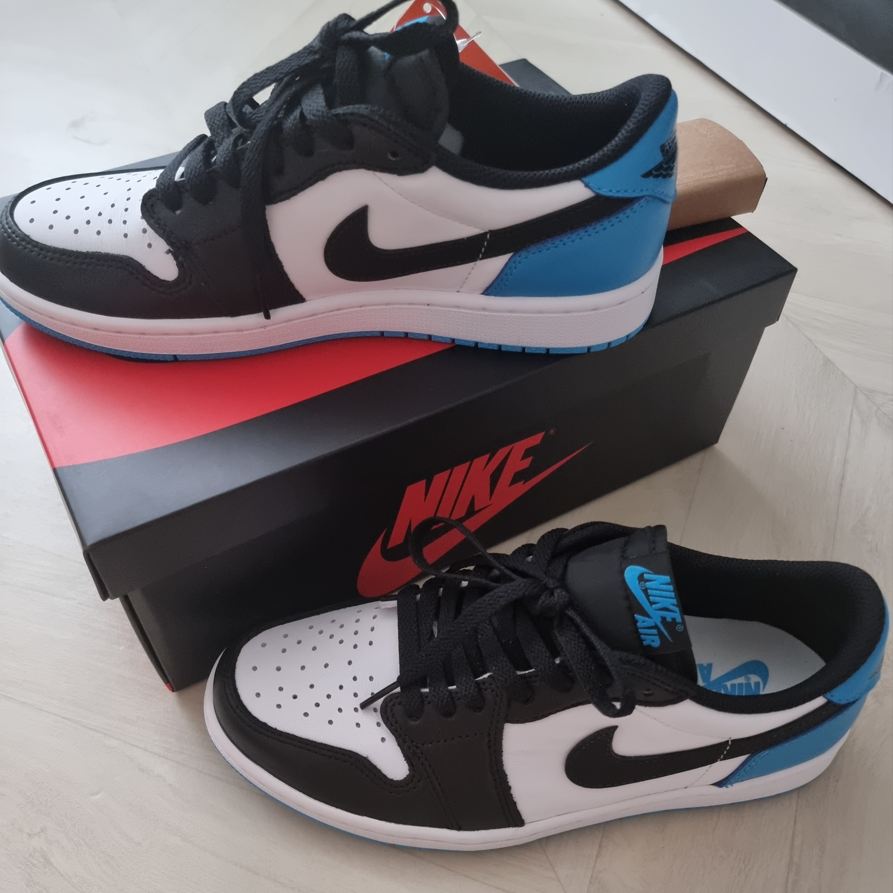 Jordan 1 Retro Low OG Black and Dark Powder Blue 착용 스타일 - 1