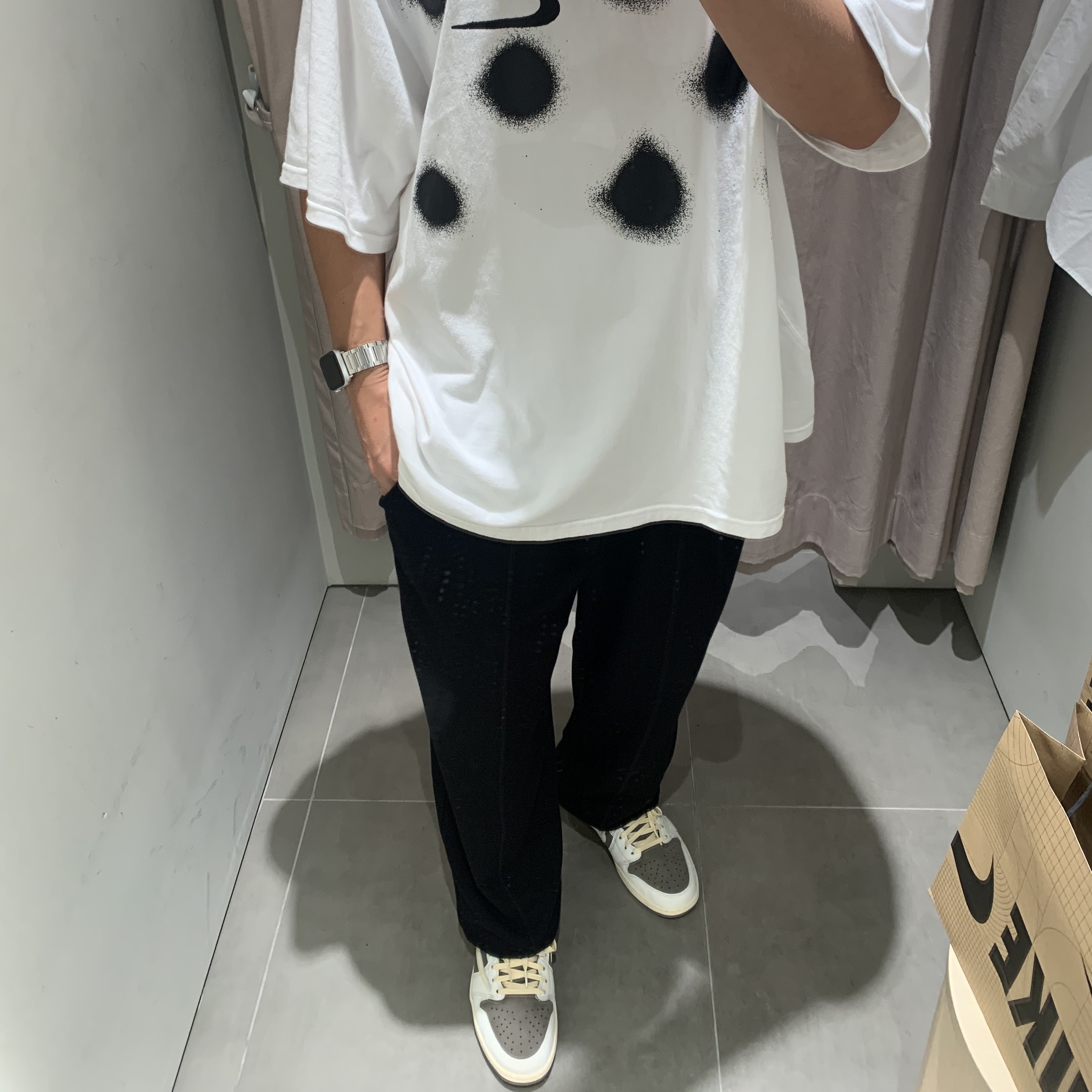Jordan 1 x Travis Scott Retro Low OG SP Sail and Ridgerock, Nike x Off-White NRG Short Sleeve T-Shirt White 착용 스타일