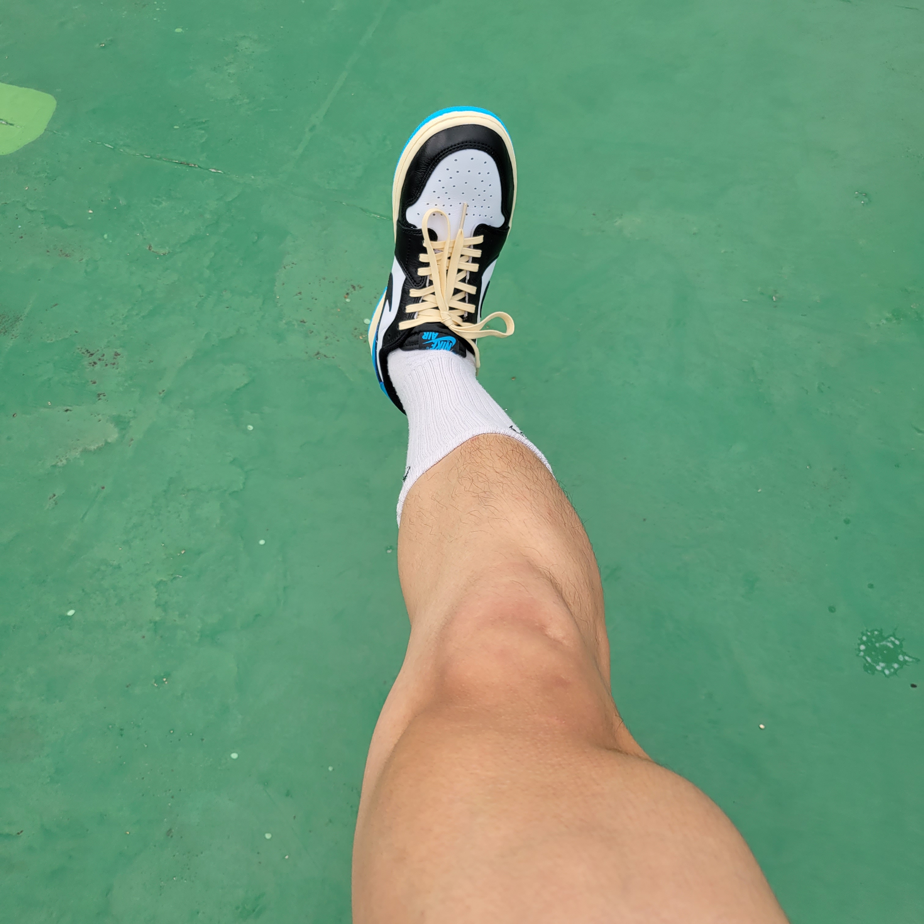 Jordan 1 Retro Low OG Black and Dark Powder Blue 착용 스타일