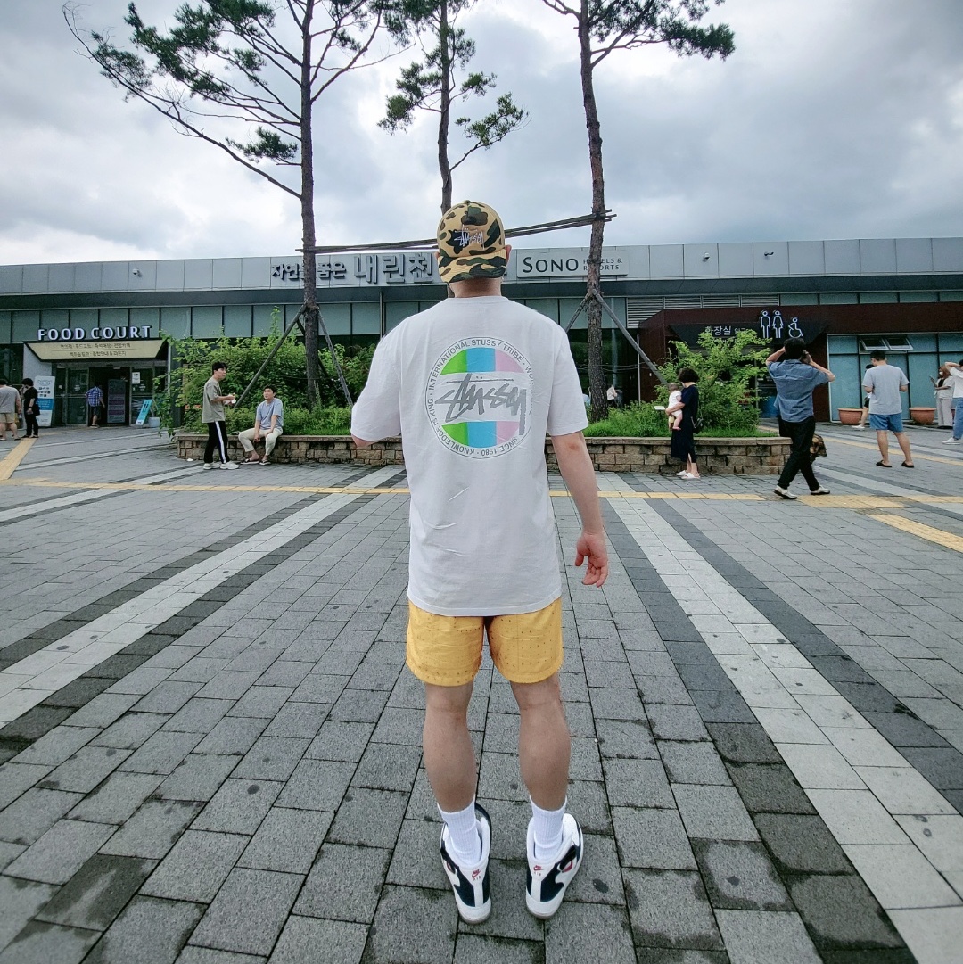 Stussy Classic Dot Pig. Dyed T-Shirt Natural, Stussy x BAPE Trucker Cap Yellow 착용 스타일