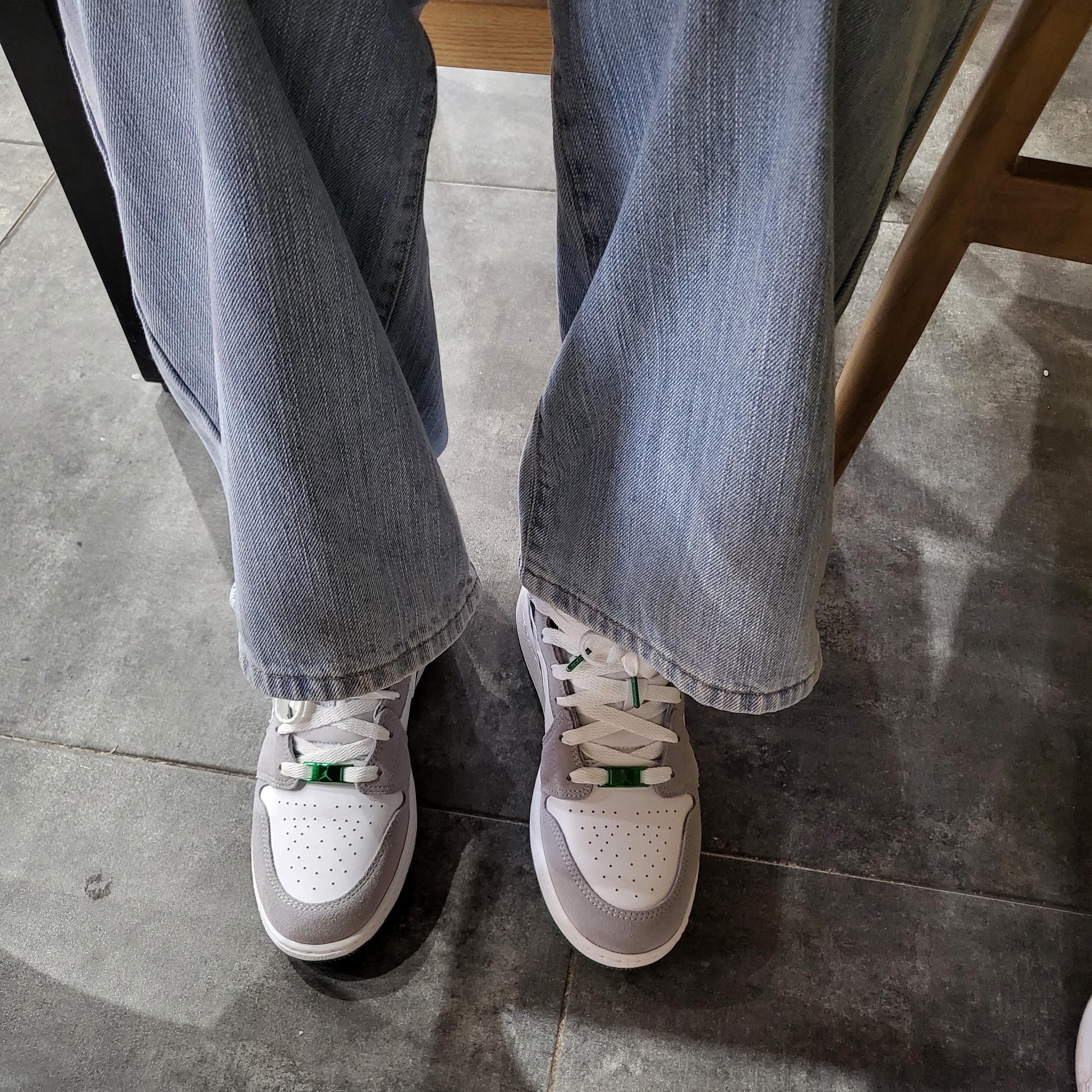 Jordan 1 Mid SE Pine Green Light Smoke Grey, Gucci Rhyton Leather Sneakers Mouth 착용 스타일 - 3