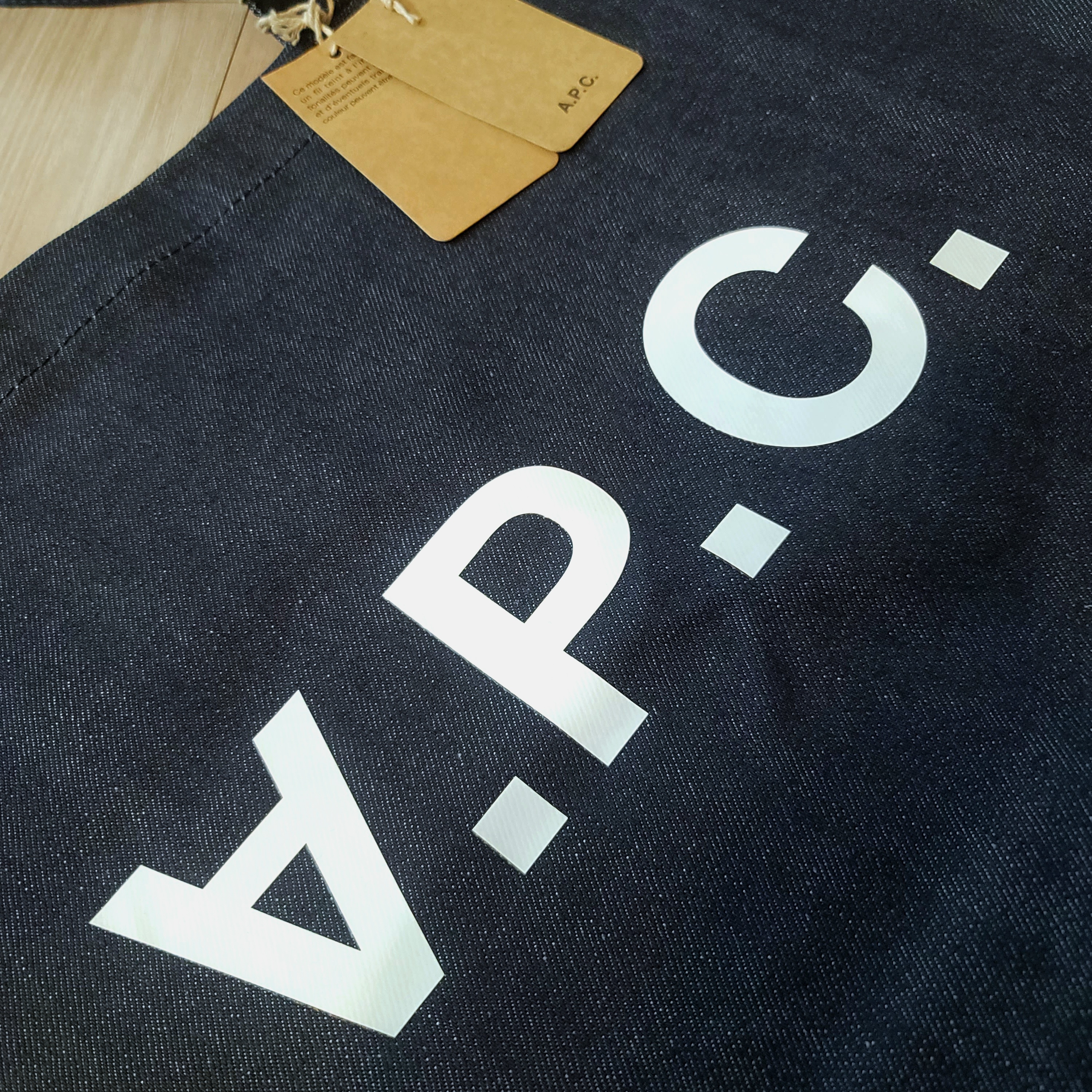 A.P.C. Daniela Shopping Bag Indigo 착용 스타일 - 2
