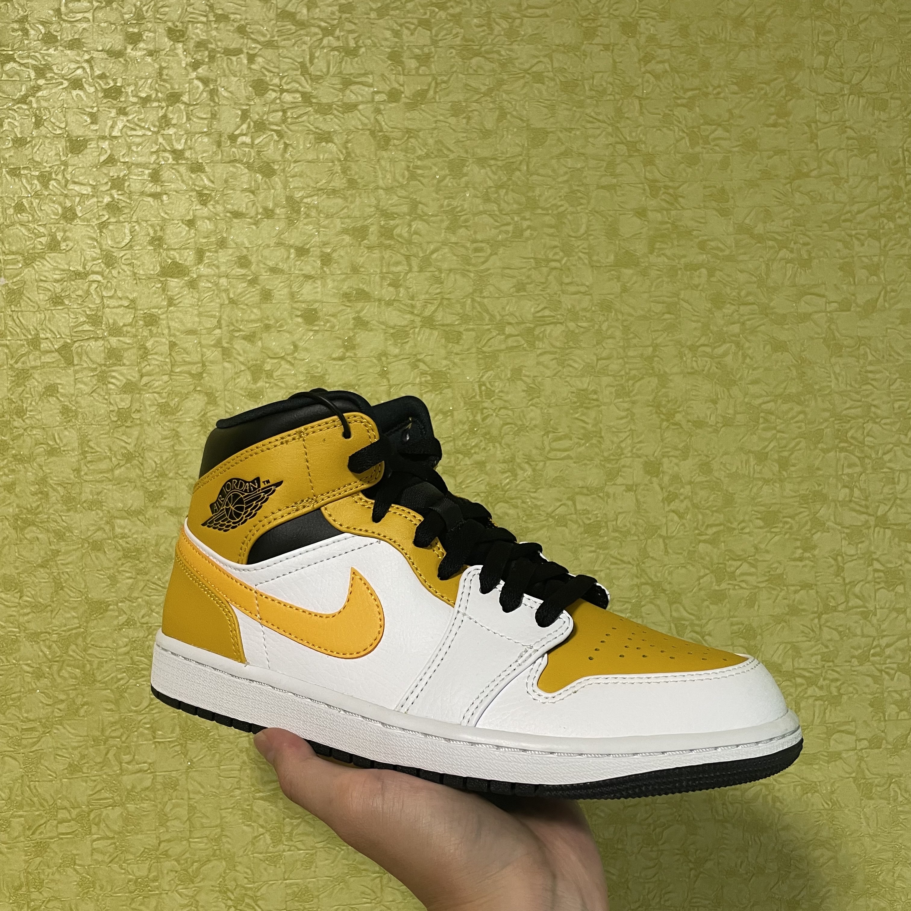 Jordan 1 Mid White University Gold 착용 스타일 - 1