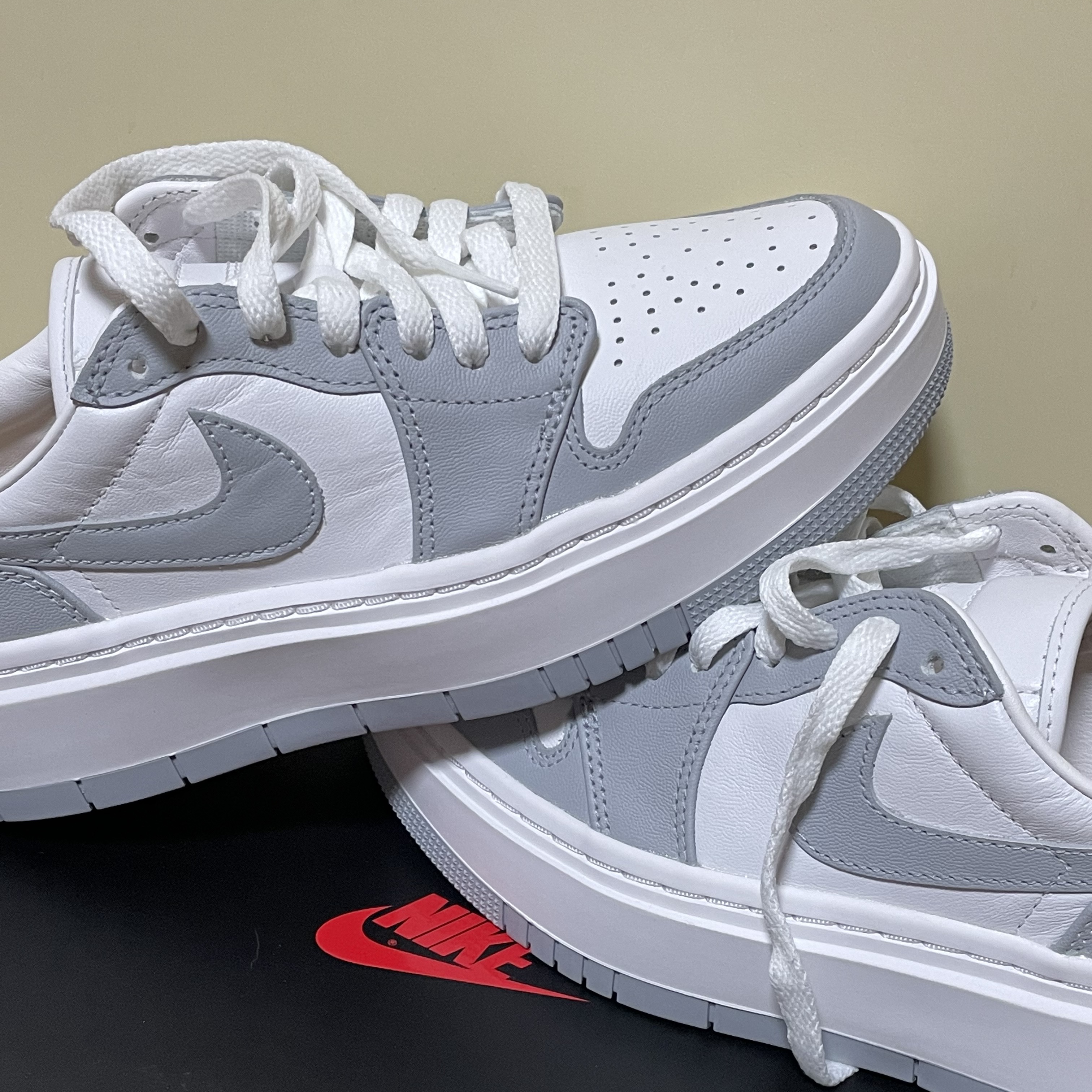 (W) Jordan 1 Elevate Low White and Wolf Grey 착용 스타일