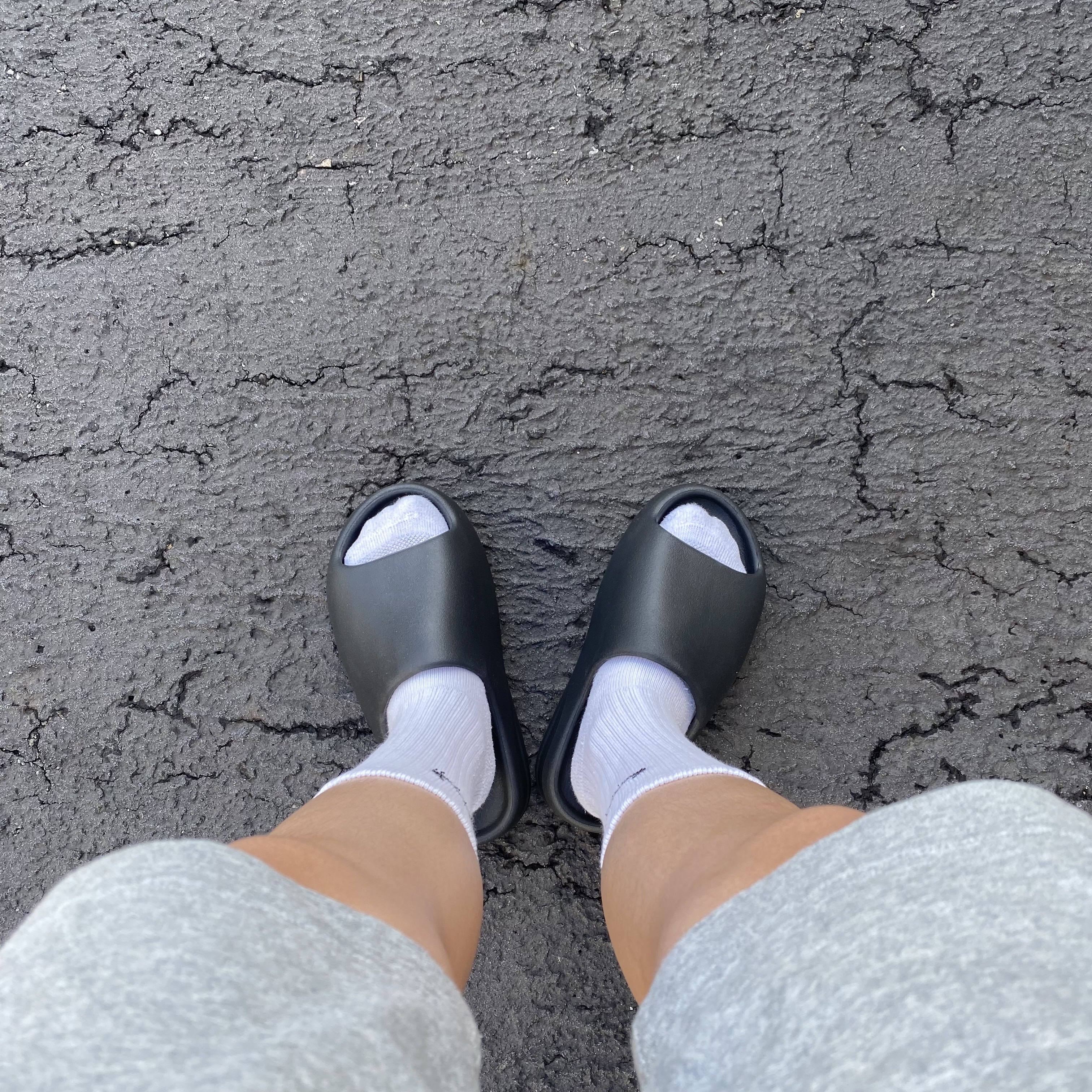 Adidas Yeezy Slide Onyx 착용 스타일 - 3