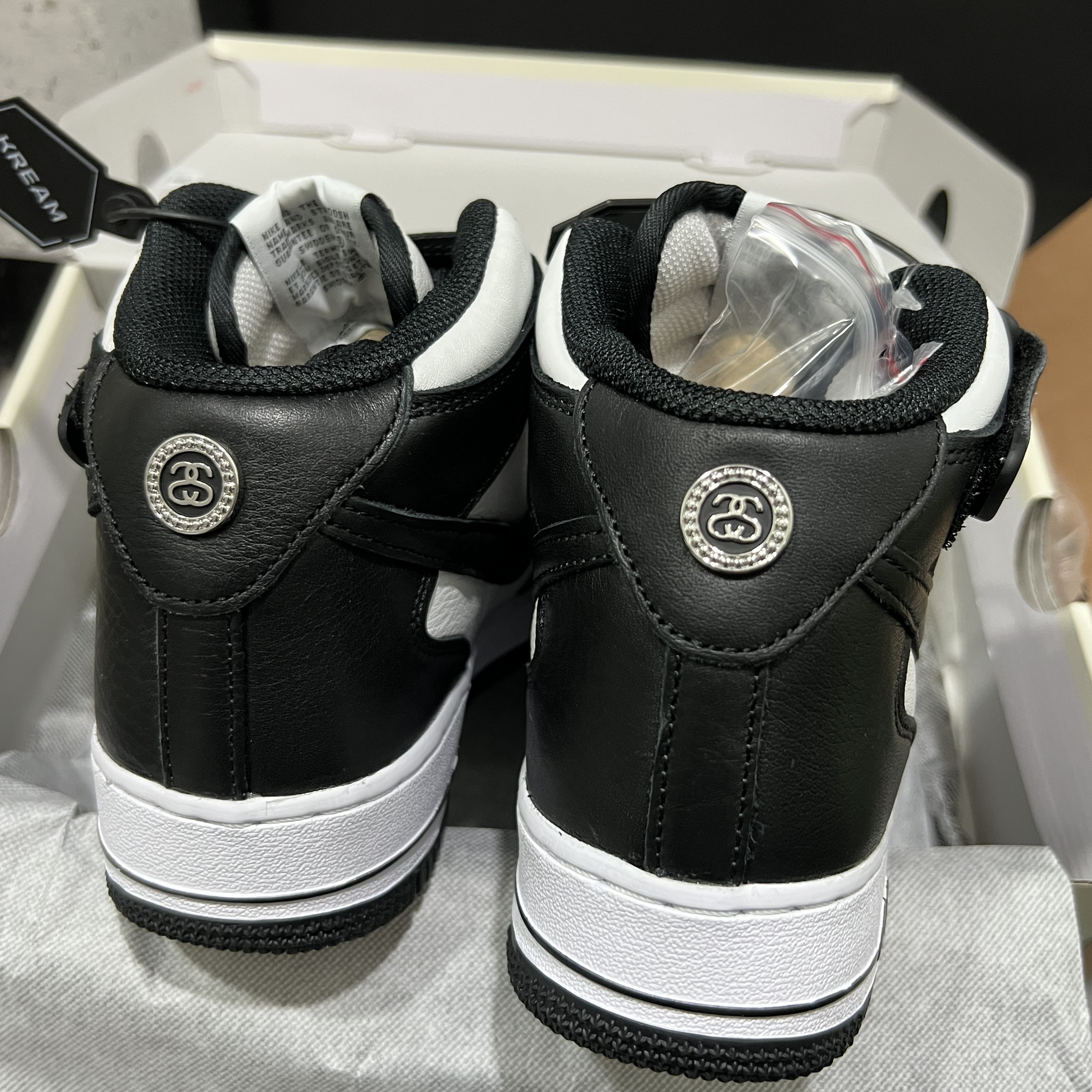 Nike x Stussy Air Force 1 '07 Mid SP Black and Light Bone, Stussy 8 Ball T-Shirt White - 22SS 착용 스타일 - 3