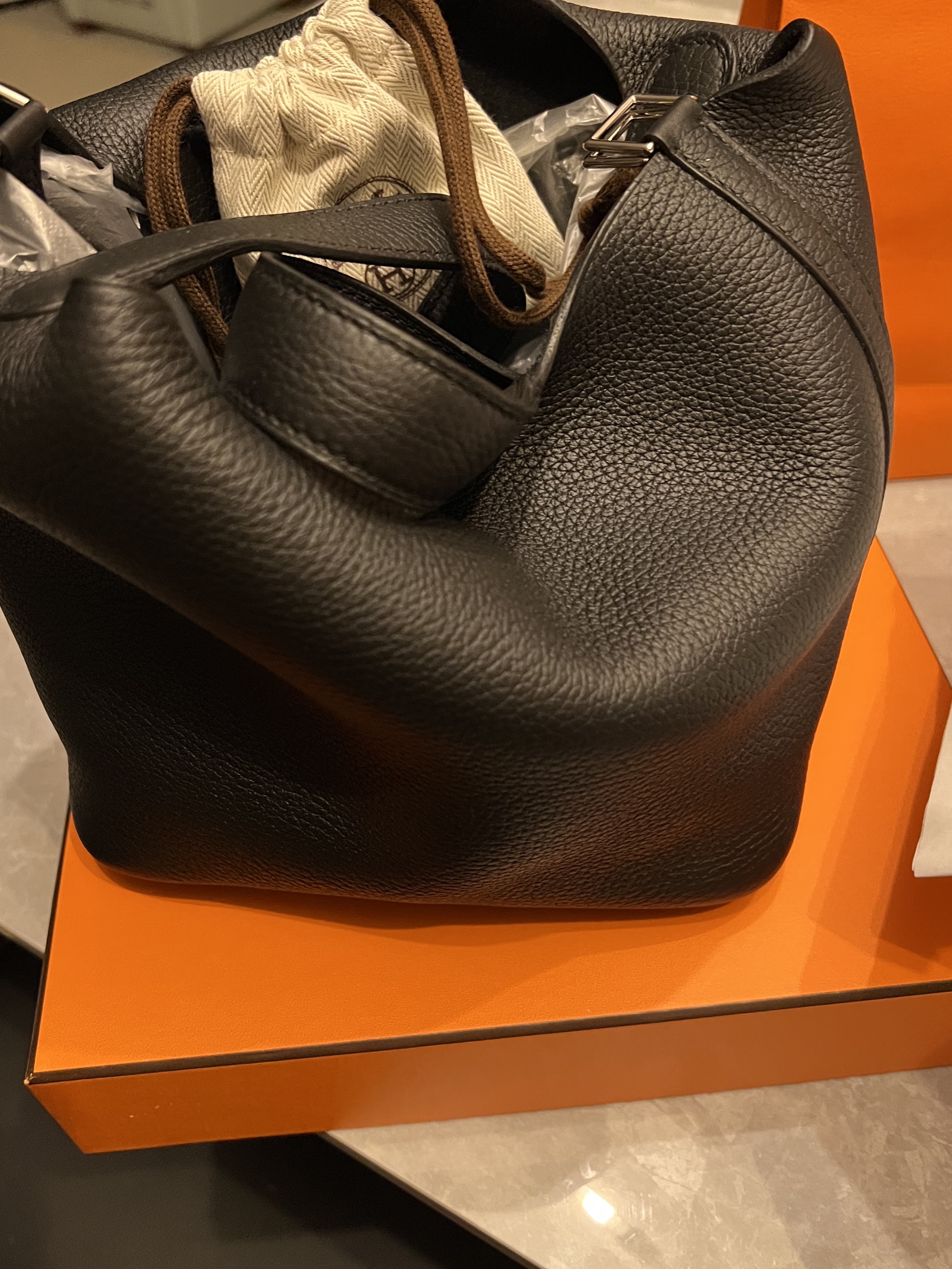 Hermes Picotin Lock 18 Bag Clemence & Palladium Noir, Cartier Tank Must Watch Small Quartz Steel Calfskin Black 착용 스타일 - 3
